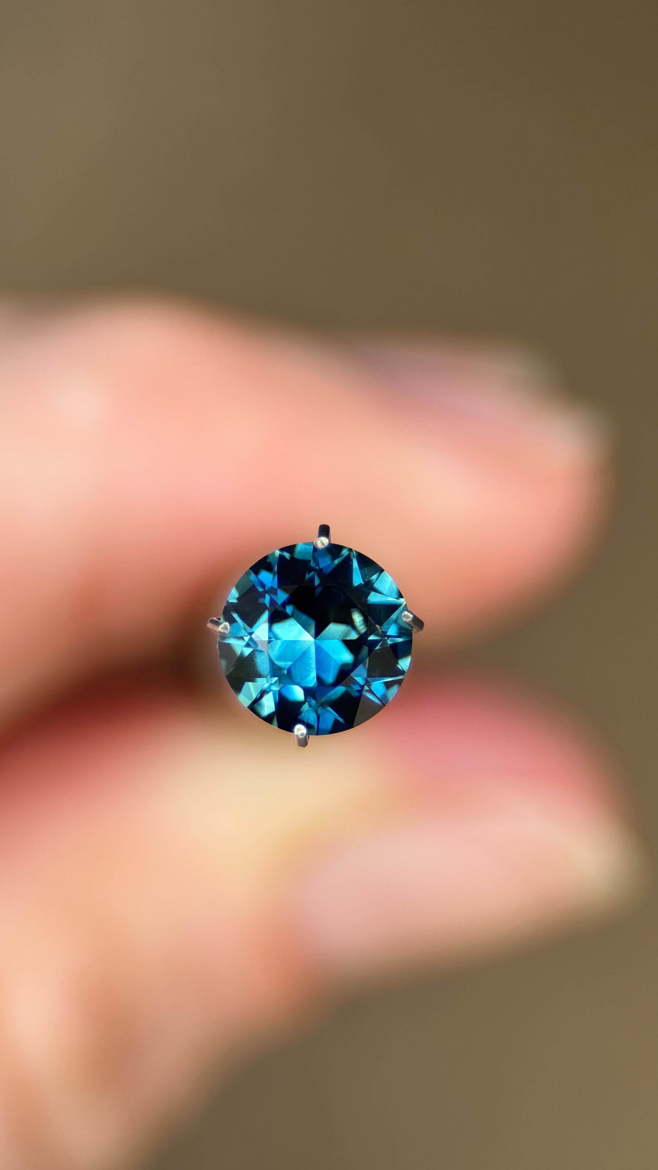 Behind the scenes faceting this gorgeous 1.37ct Blue parti sapphire. It’s always a great day when we find a Pharaohs eye parti in the pulsator! This natural sapphire is engulfed with rich blue tones and a hint of yellow displaying a gorgeous fusion of brilliance and vibrancy 😍 Sapphires like this are hard to beat!
SOLD
To view our available Sapphires, Fine Hand-made Jewellery and Custom Designs - DM, email sales@thehouseoffacets.com.au or visit our website to book an online or in-studio appointment today.
www.thehouseoffacets.com.au
#australiansapphire #faceting #naturalsapphire #partisapphire #bluesapphire