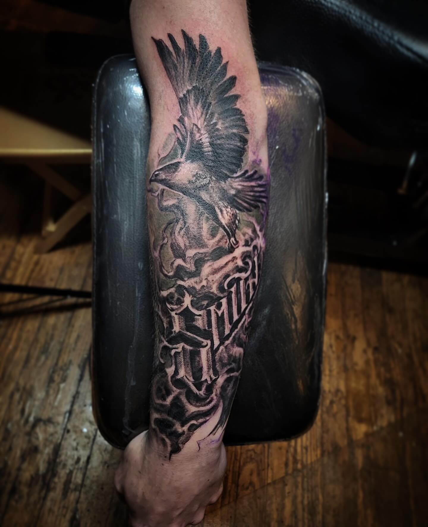 Beautiful lettering with a killer bird piece by Tim Eakin!
#cantontattoos #ohiotattoos #ohiotattooers #inkeepers #theinkeeperstattooparlor
@theinkeeperstattooparlor @tim_jim_tattoos
Artist: @tim_jim_tattoos