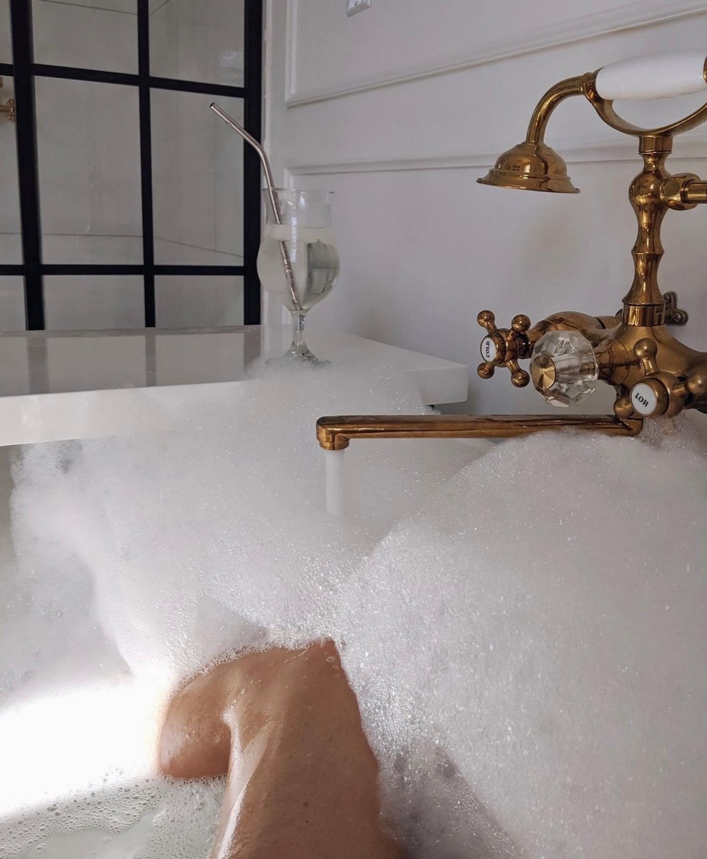 friday evening plans. 🛁🥂
run the bubble bath
light the candles
pour a glass of wine
and vibe to our ESSENTIALrelaxation playlist.
Linked in our stories.🤎
#essentialsxkmarie #spotifyplaylists #spotifyplaylistcurator #fridayevening #fridayeveningmood #fridayevenings #aromatherapyproducts #aromatherapycandles #winedownfriday #shopblackownedbusinesses #womanownedbusinesses #womanownedsmallbusiness #spabath #spabathroom