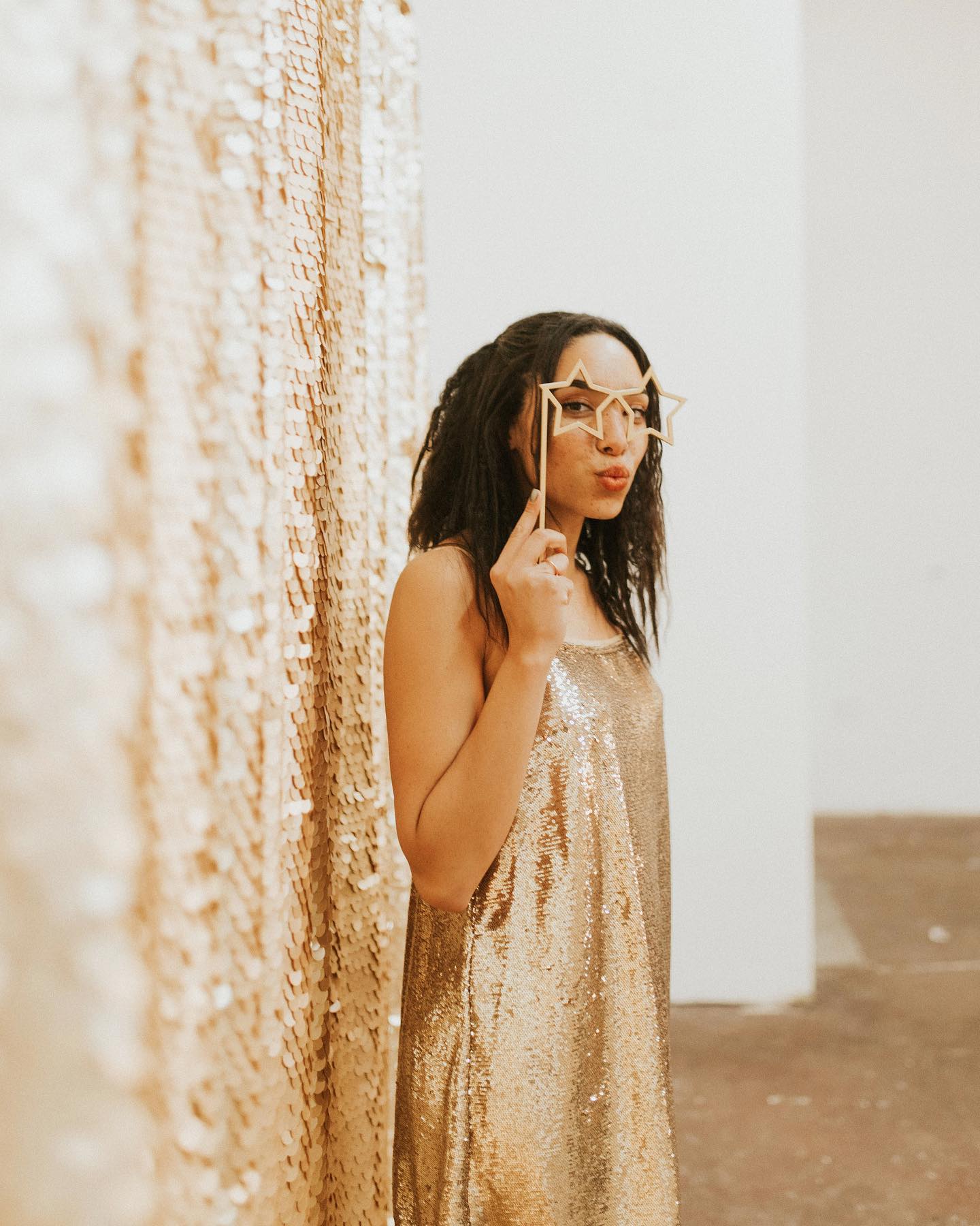 IN LOVE with this gold sequin dress, gold metal props, AND gold sequin backdrop! ✨