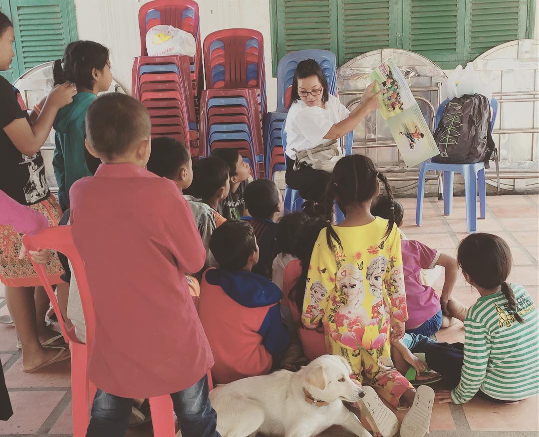 @sreykasmile’s employee and project coordinator, the shelter kids call Ma Tha, always takes the time to read a story to these survival children when she comes on her weekly visit. Story time is a moment of a great success. #nonprofit #free #daycare #interngopartnership #ngo #toddlers #endpoverty #familyplanning #health #care #hygiene #education #chidren #kids #cuteness #love #fun #smiles #hugs #laugthers #cambodiantravels #cestcambodge #khmerstyle #khmer #doinggoodfeelsgood