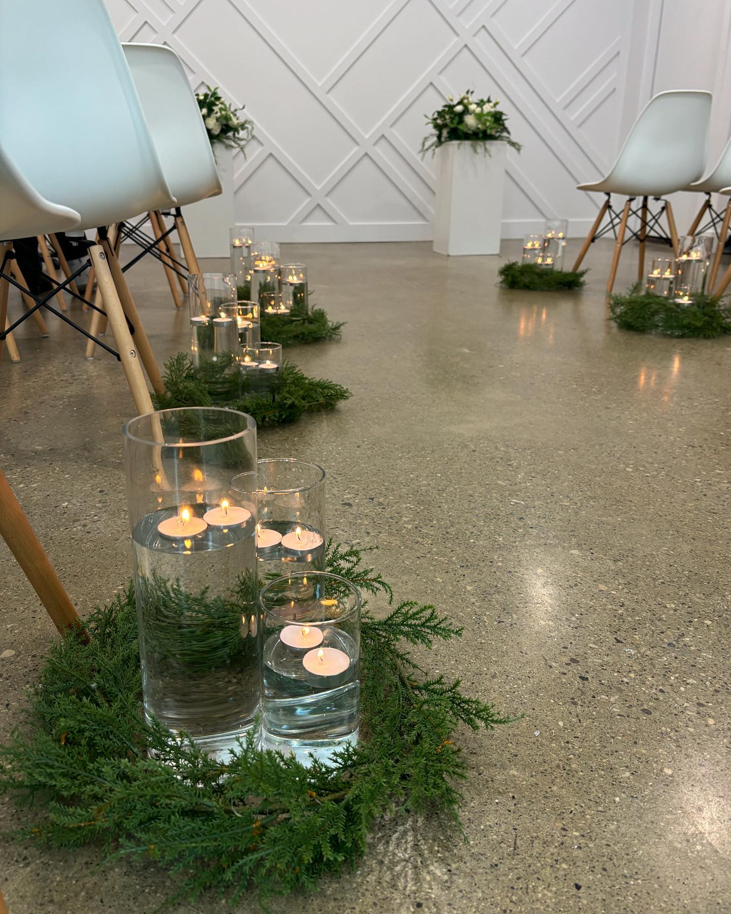 Wintery vibes with our pine garlands and a candle-lit wedding aisle ❄️
Photo featuring our garlands, cylinder vases and floral toppers at the front
Location📍DTK Chapel