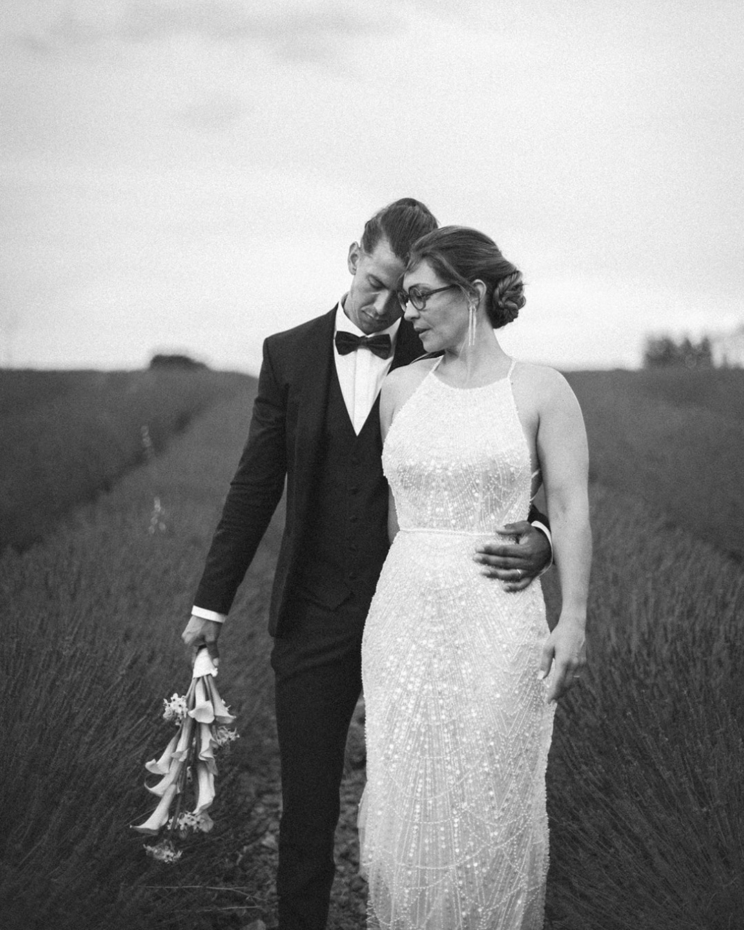 Quand Cathy est venue en essayage, elle avait aucune idée de sa future robe de mariée, les seules choses qu'elle savait c'est qu'elle voulait une coupe sirène et un modèle un peu original... La voilà portant LOIS ✨ et découvre son retour en slide 2 🖤
✨ Merci à Cathy pour avoir incarné cette robe avec tant d’élégance.
Et merci à cette belle équipe pour ses fabuleuses images : Photographe @mathieubonnaric - Lieu @domaine_de_bres - MUAH @melaniemaquilleusepro - Traiteur @ladame_bleue - Fleuriste : @dix.tulipes - Groupe @thesupersonics.roaming - Robe @manongontero.robedemariee
✨ Tu rêves d’une robe modulable, pensée pour t'accompagner du début à la fin de ton mariage ?
👉 Réserve ton essayage directement via le lien dans ma bio et imaginons ensemble la robe qui te ressemble.
#creatricerobedemariee #weddingdress #robedemarieesurmesure #bride2025