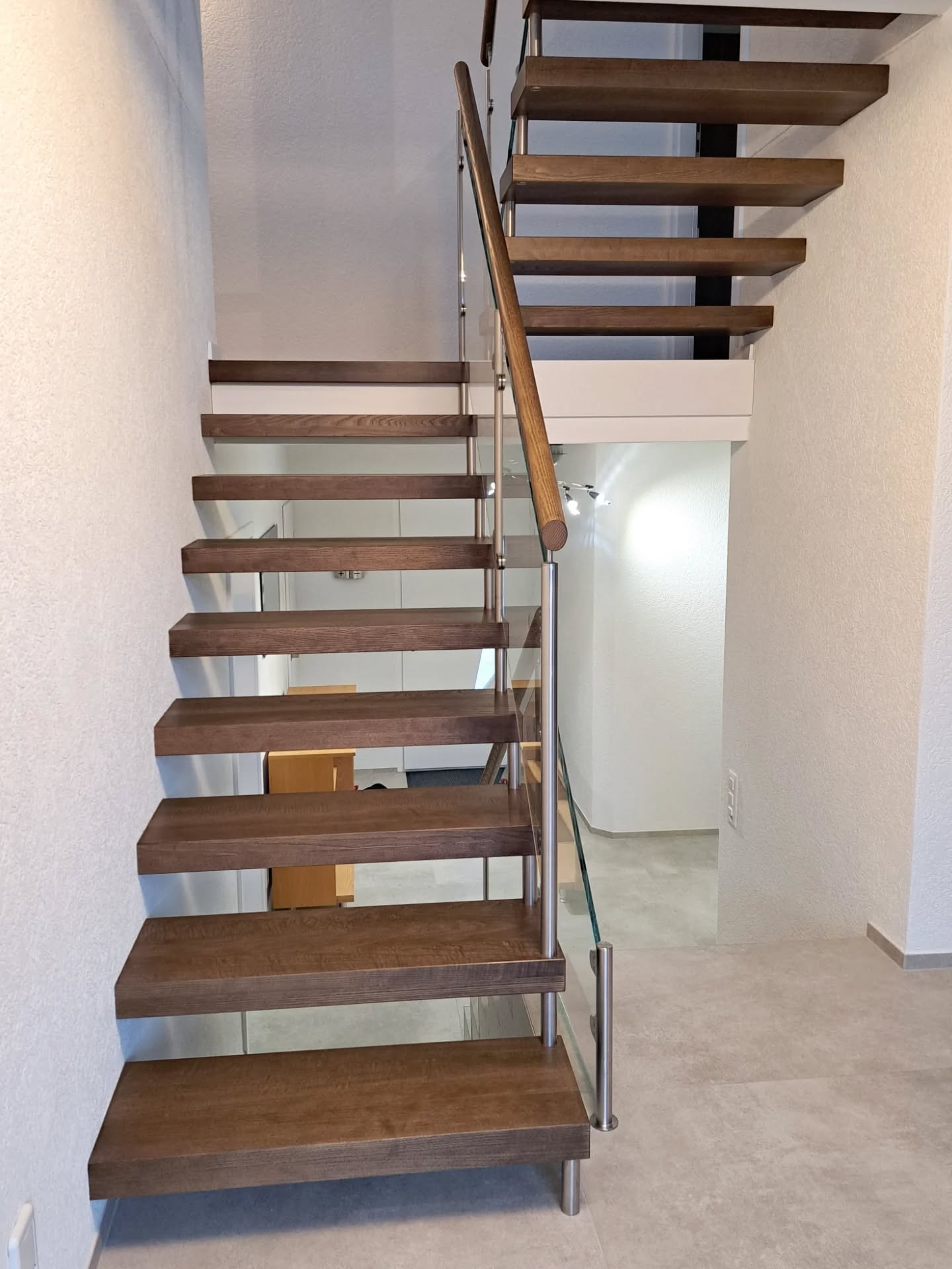 De simple passage... à pièce maîtresse 🤩
👉 Swipez pour voir cette transformation complète
Ce que nos clients aiment dans ce projet ?
L'escalier n'est plus juste fonctionnel : il devient LE point central qui impressionne chaque visiteur.
🔨 Nos travaux :
→ Démontage complet de l'ancien escalier
→ Fabrication sur mesure dans nos ateliers (Prez-vers-Noréaz)
→ Marches frêne massif teinté ton sur ton avec le vinyle
→ Fixations invisibles : effet suspendu
→ Garde-corps verre + inox brossé pour la lumière
→ Main courante frêne sculptée ergonomique
✨ Résultat : Une œuvre fonctionnelle qui valorise toute votre maison.
3 générations d'artisans | 6 menuisiers spécialisés | 100% fabrication romande
🎁 BONUS : Devis gratuit + visualisation 3D de votre projet
#EscaliersMauron #AvantApres #TransformationMaison #EscalierDesign #escaliersurmesure