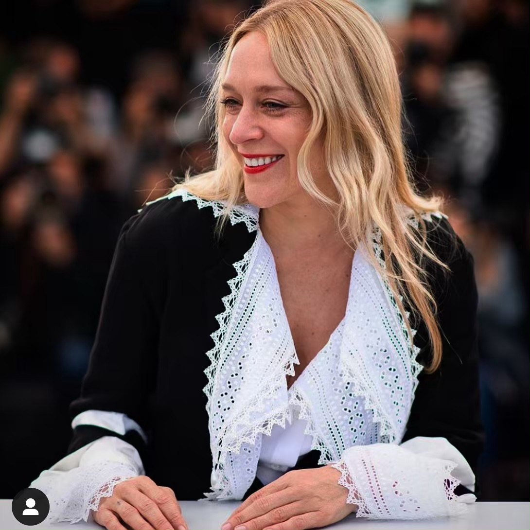 Fantastique sourire de Chloe Sevigny à Cannes.
#loewe #chloesevigny #broderies #potencier #potencierbroderies #savoirfaire