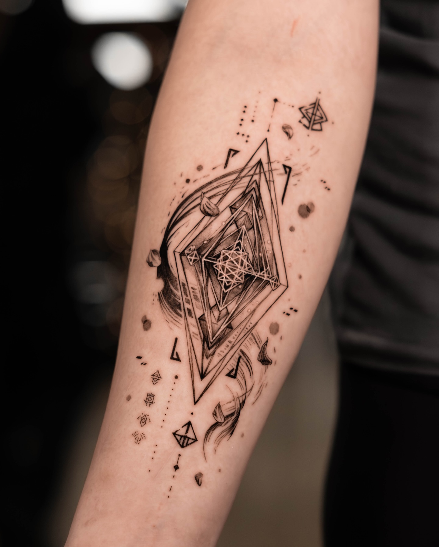 “For Those Who Come After” 💠
It’s safe to say this design led me on a journey I wasn’t quite prepared for. What began as a simple idea — a “journal” left behind from past expeditions — evolved into something far deeper than I ever expected.
Clair Obscur: Expedition 33 was almost entirely new to me, but after hours of listening, playing, and immersing myself in its story, lore, music, and art, it became impossible not to be moved by it. The world, the atmosphere, and the emotional weight of the narrative left a lasting impression — the kind of inspiration that only comes along once in a decade.
I’m incredibly grateful for the creative experience that came from working on this piece, even if the games ending was spoiled along the way. I’ll still be taking the time to fully experience and appreciate what is truly a work of art.
Thank you so much for the trust — and for braving the harsh winter to make this happen.
For those interested in starting a project of their own, be sure to reach out by email. Info can be found via link in bio.
PETER / YPTATTOOS
#expedition33 #tattootoronto #microtattoo #lamanigancetattootoronto #fineline