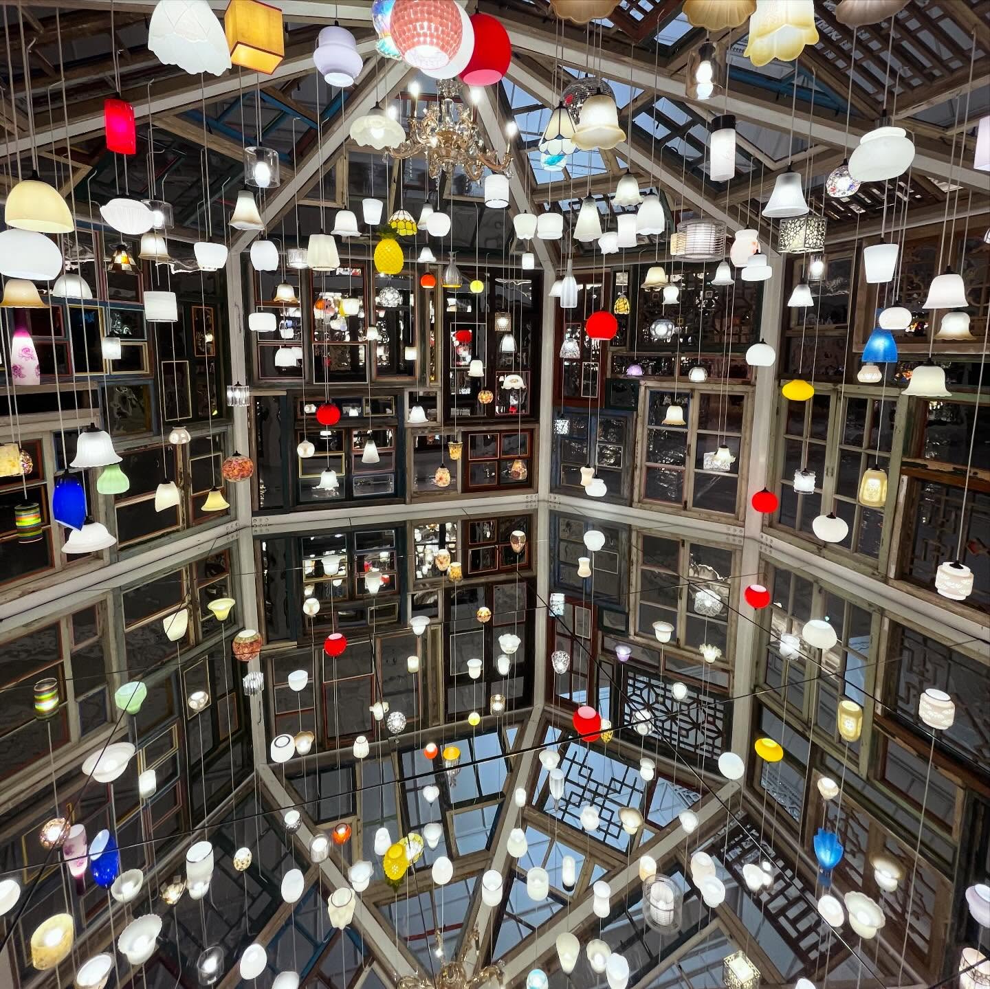 Step into a endless world of mirrors and vintage lamps at the new @lebonmarcherivegauche « Objets divers et variés » #exhibition by Chinese artist #songdong, known for his poetic installations taking inspiration from humble, everyday materials, and exploring the theme of memory. Dizzy people beware! Until February 22.