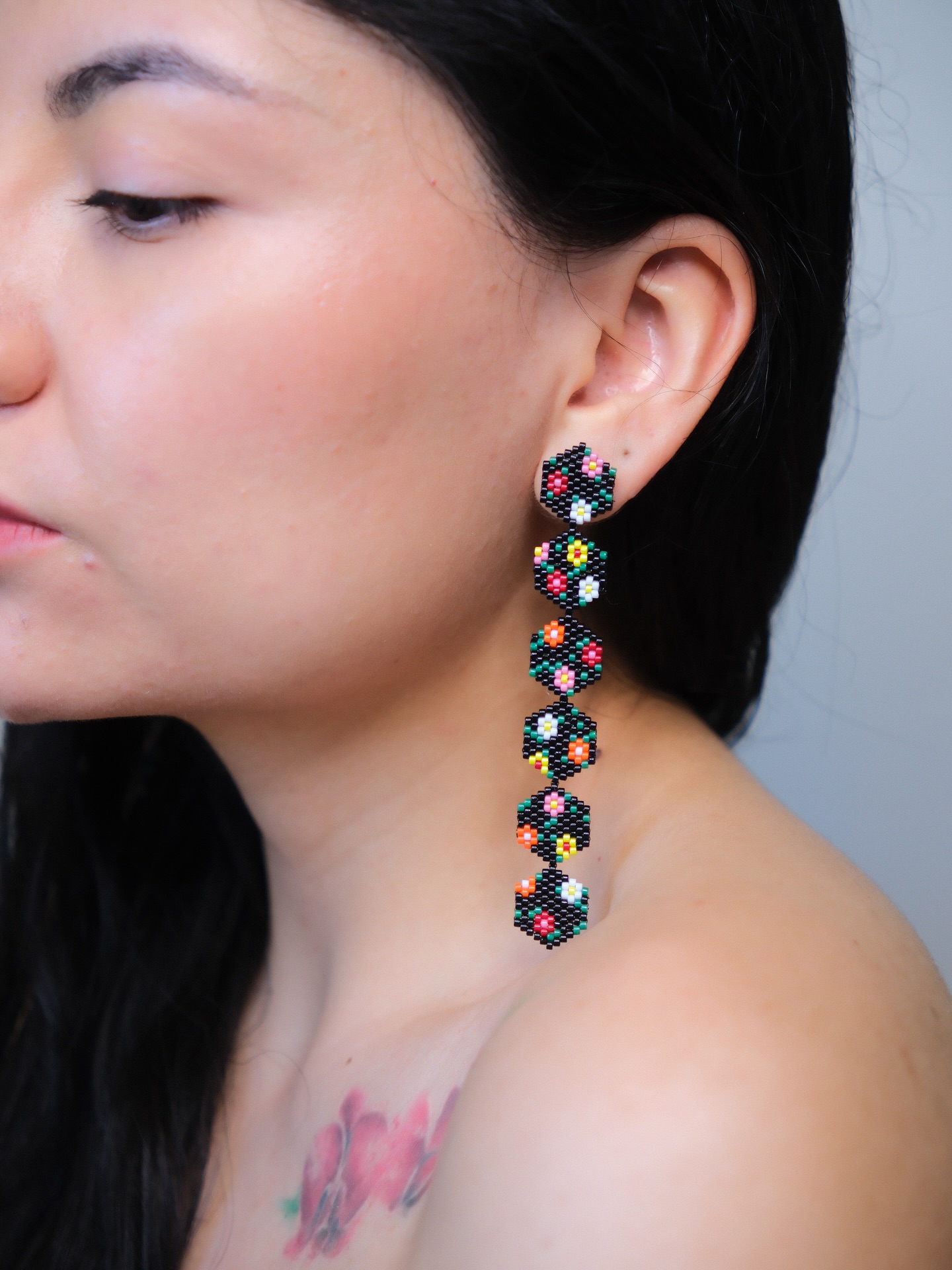 These are our beautiful Floral Constellation earrings, entirely handwoven with great delicacy and love💕
We adore the way they move and flow designed to flow with you through your everyday moments💃
At Ananao, we celebrate individuality and authenticity. We honour what is created with love, patience, and intention🌹✨
Nothing is rushed, because true beauty unfolds in its own time❤️
#wearableart #handmadejewelry #miyuki #sydneyhandmade #beadedearrings