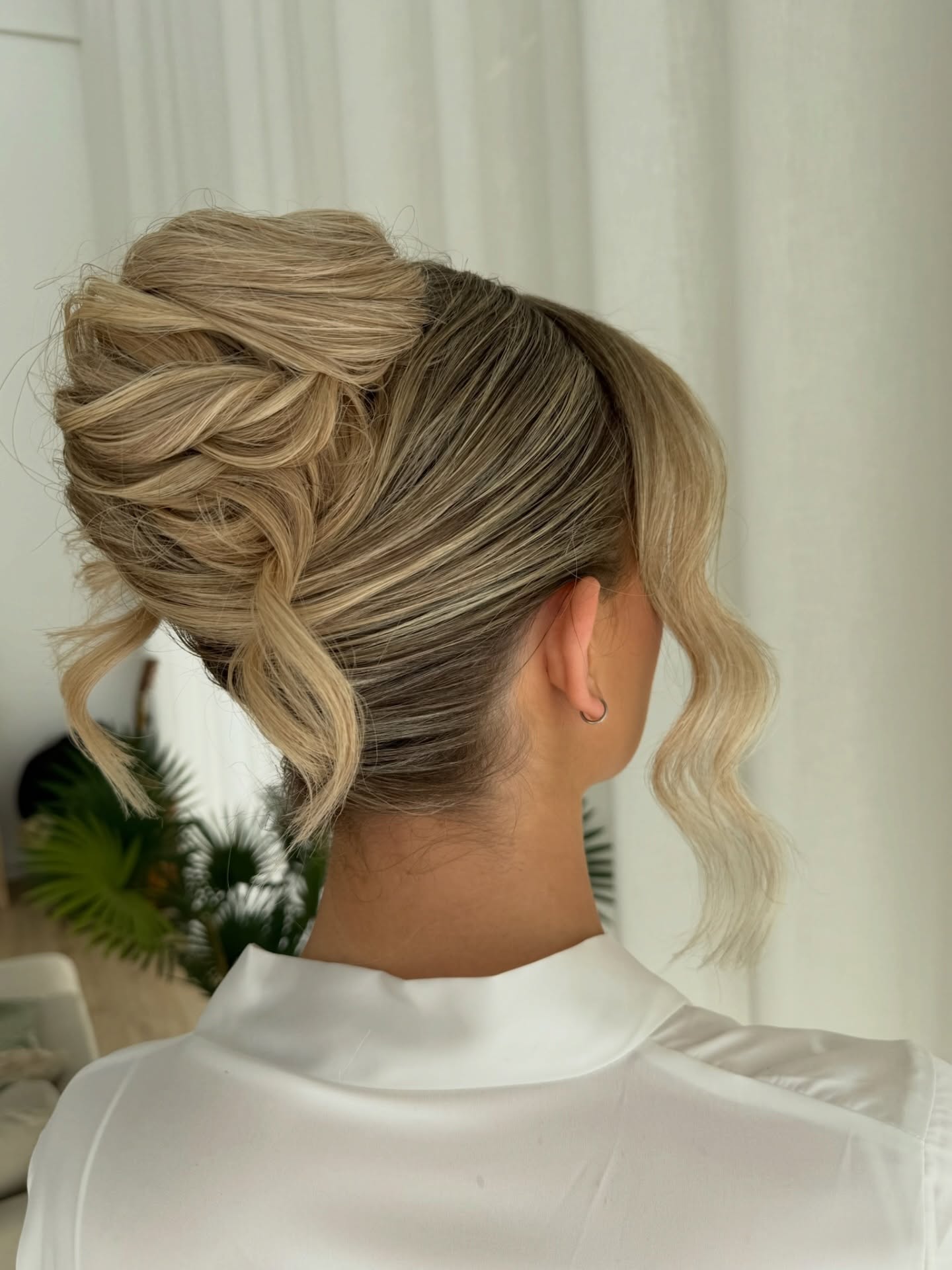 You are a literal fairytale princess @brynjaberndsen - did you come straight out of a movie??? ✨
One of my best upstyles of all time… I still can’t believe how perfect this came out!
2027 books are open, brides! This could be you! 💍