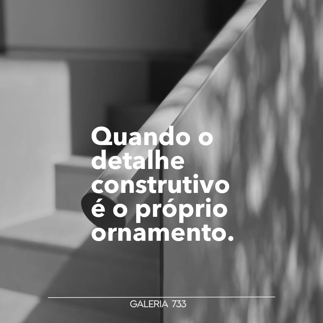 Por que algumas obras se destacam mesmo com uma construção aparentemente simples e minimalista?
Resumidamente, a resposta está na maneira como a ordem, a proporção, a modulação e o ritmo estão materializados na composição dos elementos arquitetônicos articulados entre si.
Sendo assim, a Galeria 733 entende que o detalhamento técnico é o meio pelo qual se atinge esta harmonia – através da expressão dos alinhamentos, da interface entre materiais e da racionalidade construtiva.
O ornamento, neste tipo de linguagem, não é aplicado, mas sim integrado à própria construção. E este sentido de ordem total é denominado “tectônica”.
Neste compilado, apresentamos as soluções adotadas na Casa Sassi, muitas vezes pouco percebidas à primeira vista, mas absolutamente determinantes para a qualidade final de uma verdadeira obra de arquitetura.
__
Why do some buildings stand out even with an apparently simple and minimalist construction?
In short, the answer is in the way that order, proportion, modulation, and rhythm are expressed in the composition of the architectural elements articulated with each other.
Thus, in Galeria 733, we understand that technical detailing is the way to achieve this harmony — through the expression of alignments, the interface between materials, and the constructive rationality.
The ornament, in this language, is not added, but integrated into the construction itself. And this sense of total order is called “tectonics.”
In this compilation, we present the solutions adopted in Casa Sassi, that are often overlooked at first glance, but absolutely decisive for the final quality of a true work of architecture.
#arquitetura #gestaotecnica #casascontemporaneas #galeria733 #projetodearquitetura
_____________________________________________
contato@galeria733.com.br
Fone: (51) 3416-0412
•
GALERIA 733