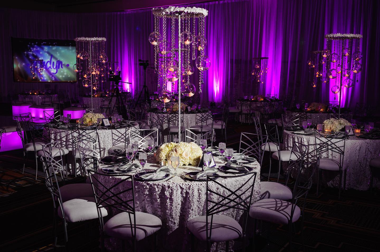 Mixing colors and patterns to create a fun and dynamic room✨💜 #amymancusoevents
@amymancusoevents
@flowerstudio
@brighteventrentals
@chameleonchaircollection
@bbjlatavola
@questevents
@fairmontscotsdl