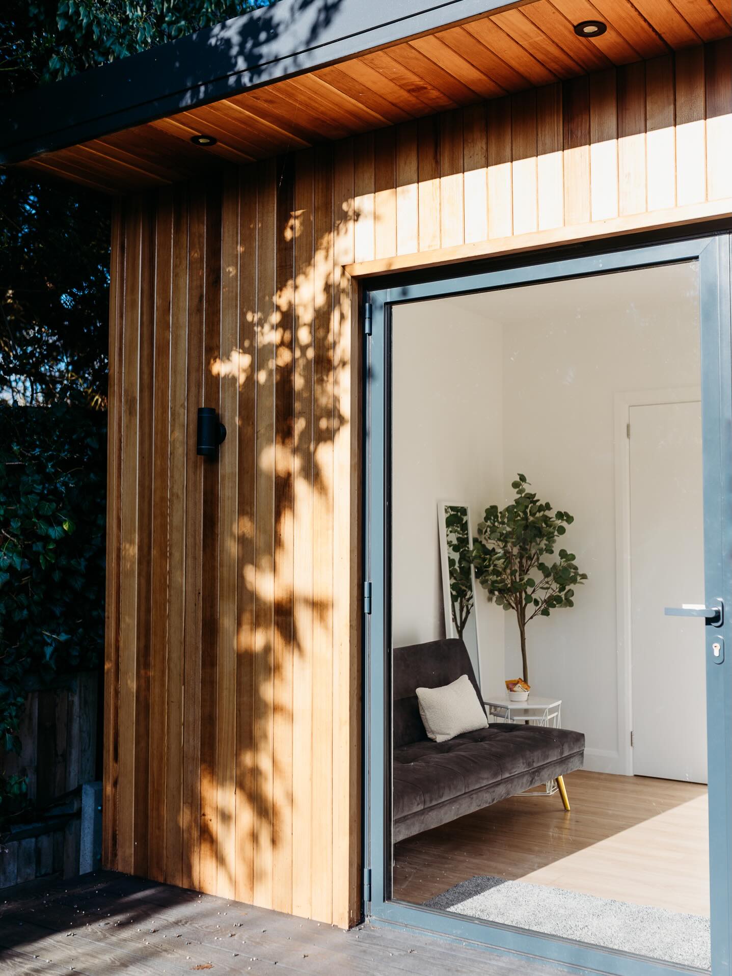 My lovely home studio had its very own photoshoot this week. I’ve been welcoming clients into this wonderful light filled space for nearly two years so it’s crazy I haven’t made more of a song and dance about it!
“If Carlsberg did photography studios”…ok ok so it doesn’t quite work in this case but you know what I’m trying to say!
Sometimes people worry about having their family pictures taken in a clinical studio setting but I like to think Chez Rachel Fairfield is like a home from home (or maybe better 😆).
There are photography studios and there are photography studios…