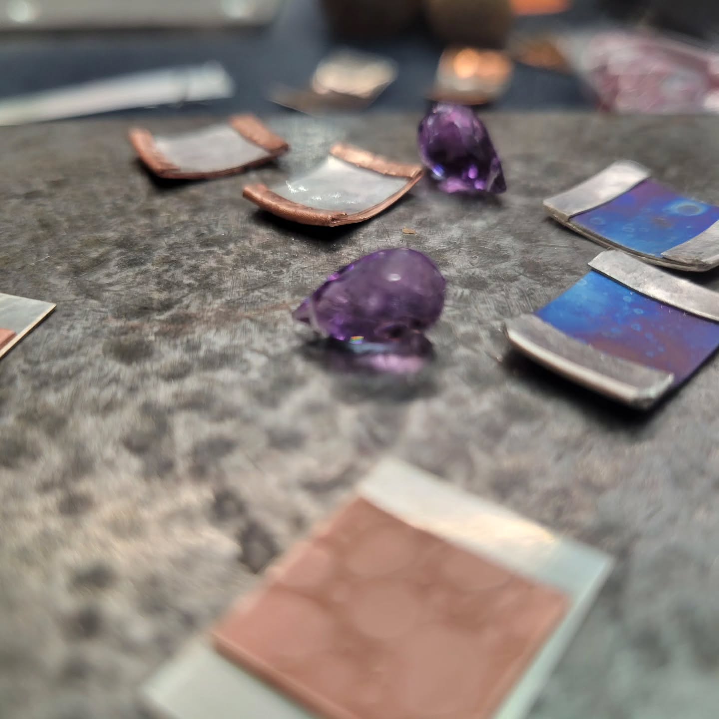 Studio days look a little different this week.
I’ve been working through a small run of earrings using natural stones and simpler construction — thoughtful, giftable pieces that still feel true to my work.
Every design choice matters, especially when materials, time, and intention are all part of the conversation. This is the quiet focus of the process that I enjoy so much ❤️
Working towards a Valentines pop-up @framefactoryharrisonburg this Friday