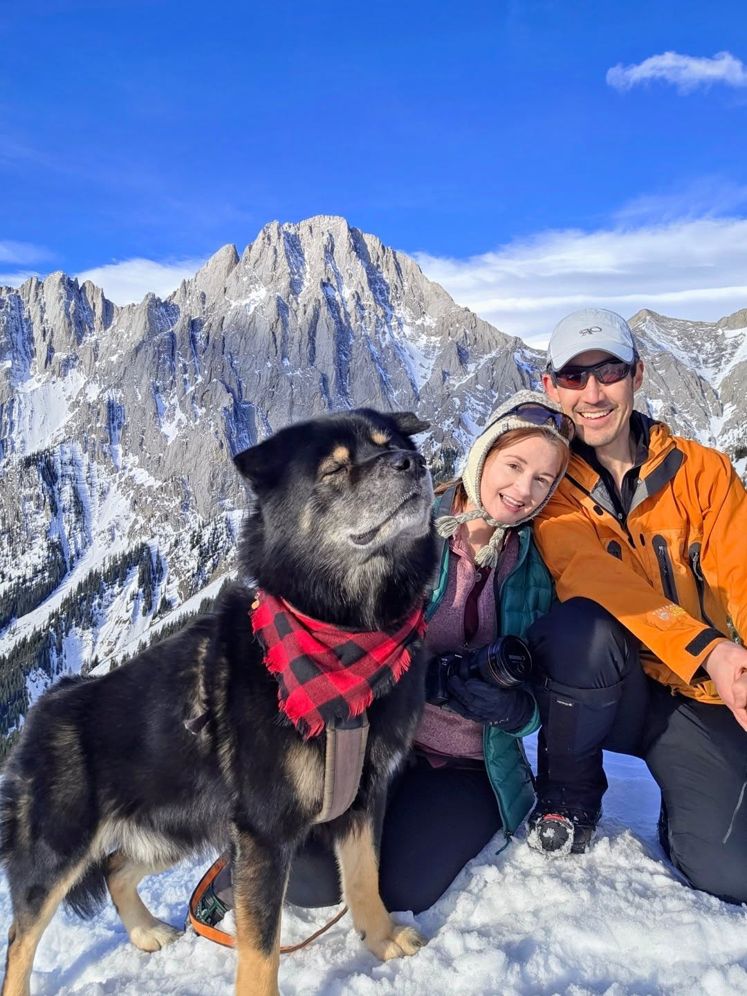 Happy #FamilyFriday! I let my humans take a selfie with me, but clearly I'm the only one in this family who knows how to pose pawfesionally. I guess that's why they sometimes refer to me as "the talent". π€£
What are some fun nicknames your pawrents have for you?