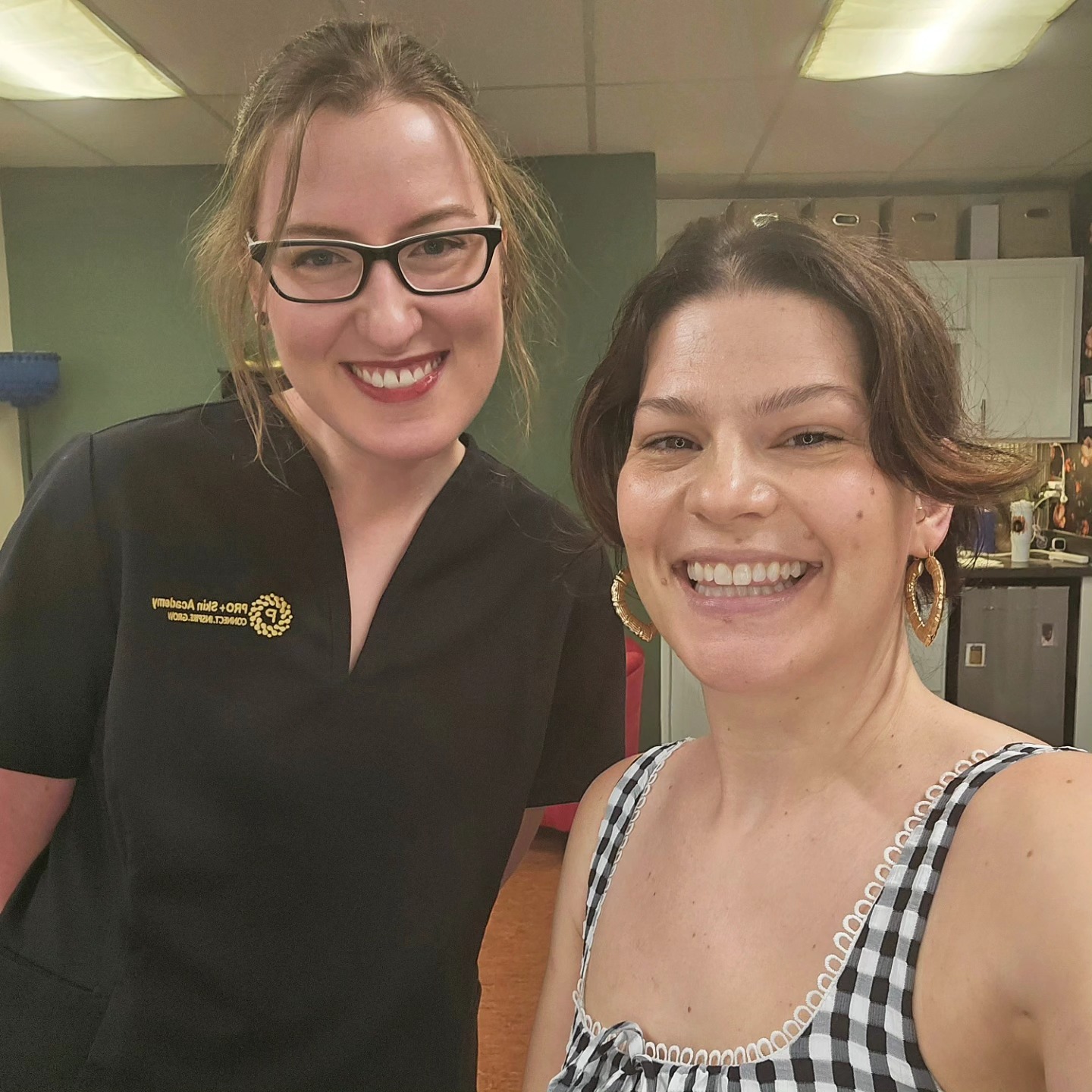 Everyone meet Emma! My newest student from @proskinacademy 🥰 Emma will be a new friendly face from now through August! Come in and say hi! You can also book services at a 20% discount with her on Thursday's! Or go follow her at @estie.bestieemma_d
.
.
.
#Thecosmeticworkshop #marylandesthtician #kensingtonmdfacials