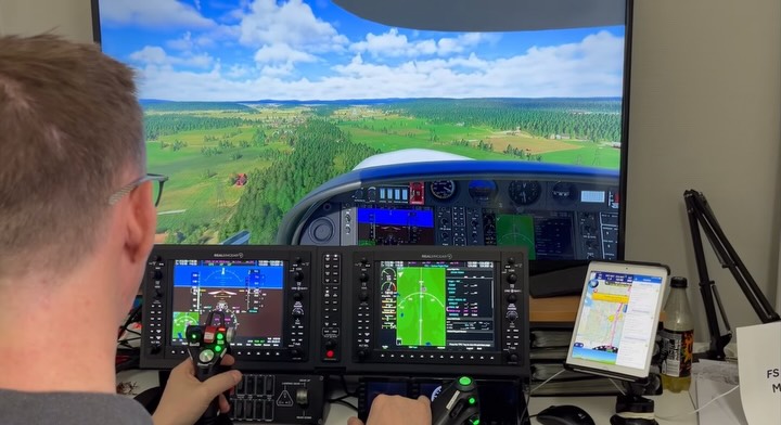 Til tross for at vi er glade i flyvning over snøkledde fjell med ekstra god performance som belønning - så byr dessverre vintermånedene gjerne på dårlig flyvær. Lavt skydekke, tette snøbyger, ising og mye vind, gjør at vi må holde oss på bakken - men heldigvis har vi i Oslo Flyveklubb en god løsning. I 2021 begynte planleggingen av en simulator i klubbhuset, og den går som bare det. Her får medlemmene mulighet til å freshe opp, øve på prosedyrer og flows, og ikke minst et utrolig godt hjelpemiddel for elever i IFR-fasen. I tillegg byr Microsoft på nok av eventyr og utfordringer. Så enten man vil øve på å fly en ILS, sjekke ut elefanter og sjiraffer på en savanne, eller prøve seg på en low pass under London Bridge, så er dette mulig hos oss i OFK 🦒 Vi er i alle fall parat og klare så snart været snur ☀️