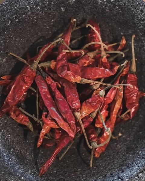 Chile de รrbol is one of the most versatile Mexican chiles, similar to cayenne in heat but without overpowering flavor. It adds clean, bright spice to soups, stocks, salsas, chutneys, and even curries. In Mexico, itโs a classic ingredient in rojo salsa and pico de gallo.๐ถ๏ธ๐ฒ๐ฝ