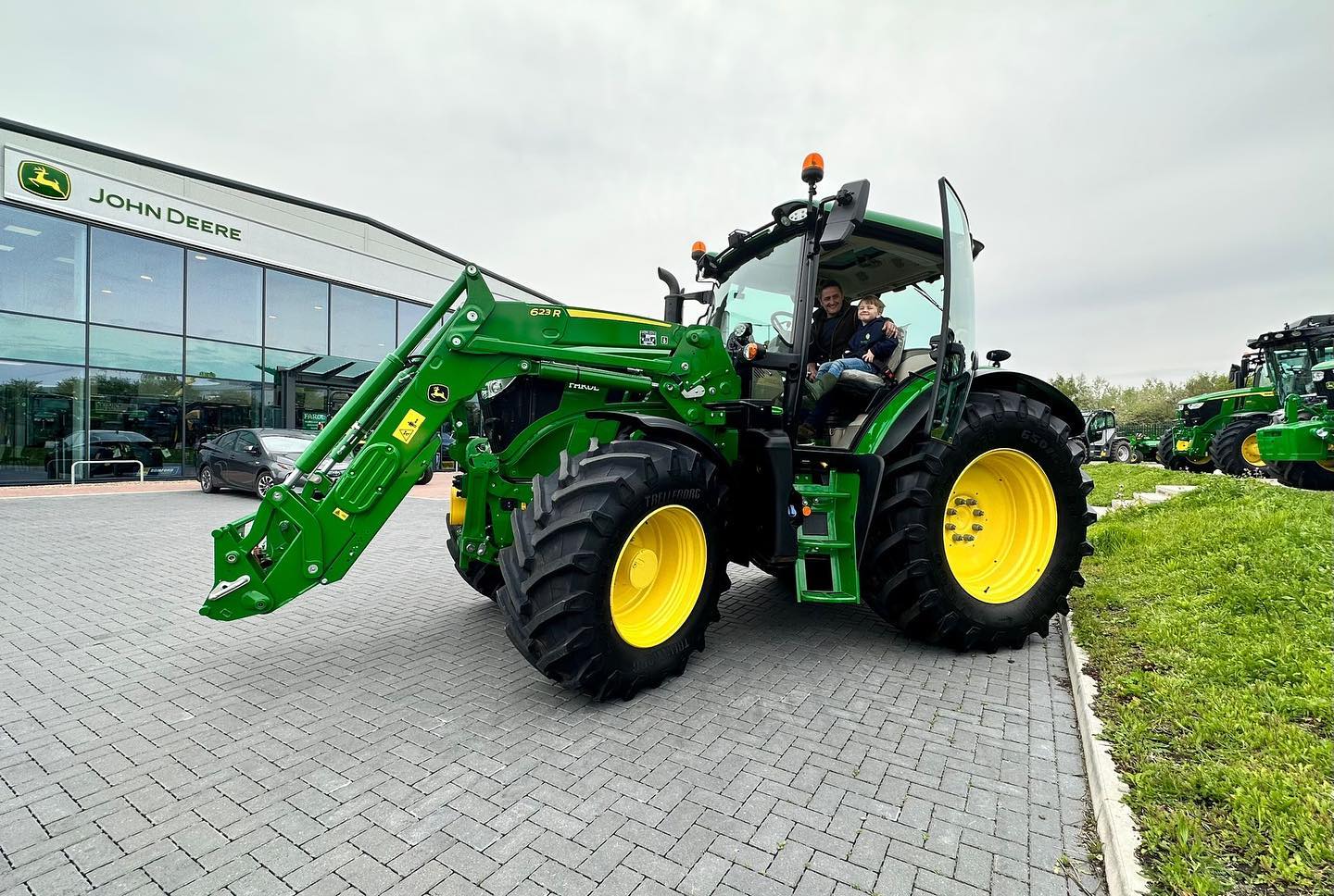 Brilliant to welcome the John Deere 6R150 to the OBL family today.
Thanks Farols for brilliant service as always, the co-pilot was pretty impressed with it too!
#johndeere #nothingrunslikeadeere #oliverbrownlimited #countrysidemanagement #ecology
#grass #hydroseeding #forestry #management #maintenance #invasiveplants #japaneseknotweed