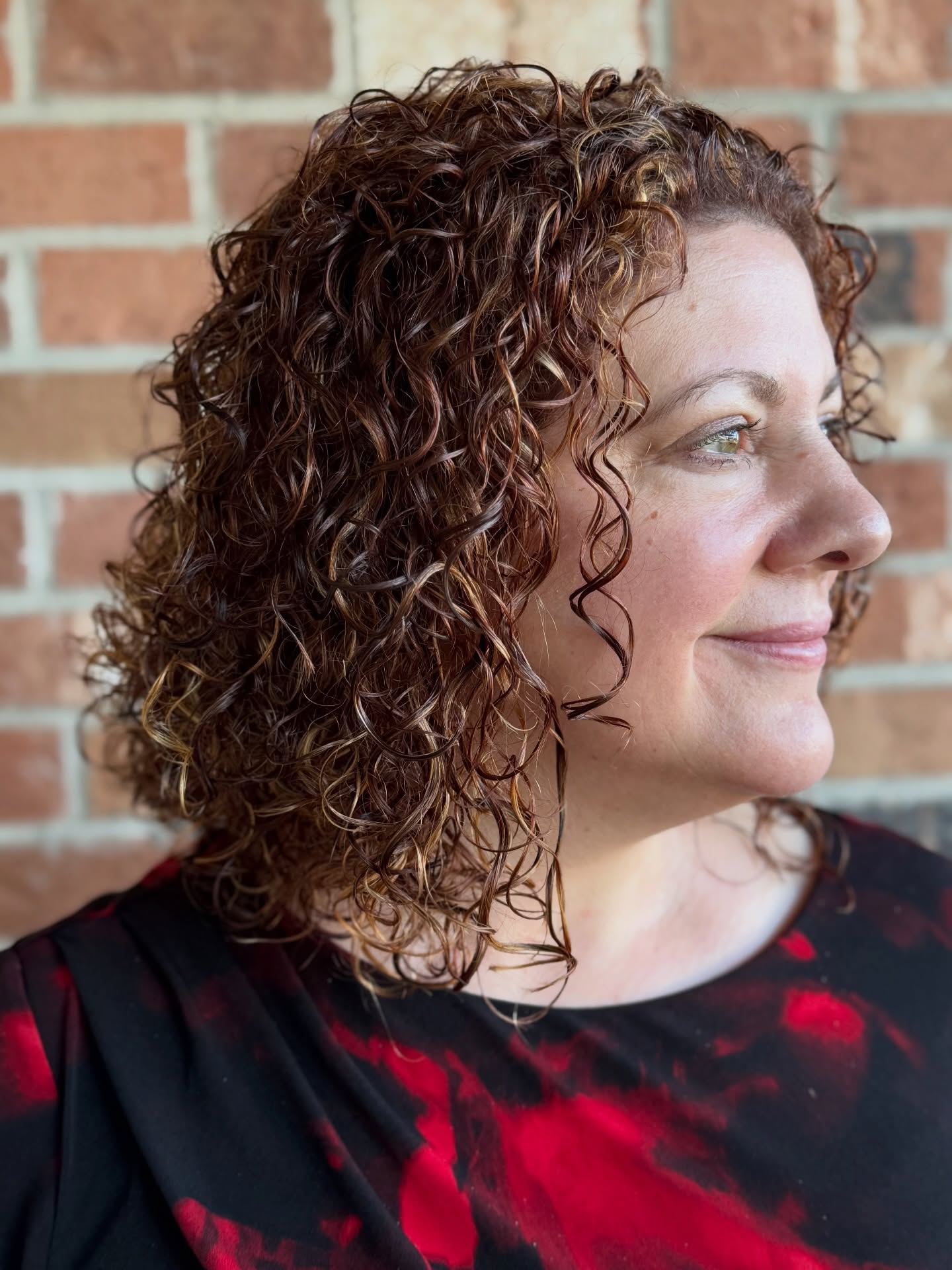 Today, I brought LIFE back to Kristi’s hair. After kicking cancer’s ass, she needed a full refresh. Her amazing natural curls hadn’t been trimmed in 2 years.
SWIPE TO SEE BEFORE ➡️➡️➡️
✨full foil using @kenraprofessional 2026 artistic collection , The Dunes foil placement. (Beyond Bond/20 vol)
✨colored every hair between foil packets (6NB/7CN)
✨final gloss 9gg/RoV/B (was thrilled I still had some 9gg!!)
✨ removed several inches from her length, utilizing a rounded shape to open up around her face, adding even more interior layering, and BOOM, her curls have their spring back!
✨ Prep: triple repair shampoo/conditioner
✨ Layer: pearl detangler, luxe shine oil, nitro memory crème, curl defining cream
✨ diffused on lowest heat and fan speed
#levelheadedhairdesign #kenraprofessional #curlyhair #sumnerhairstylist #beforeandafter