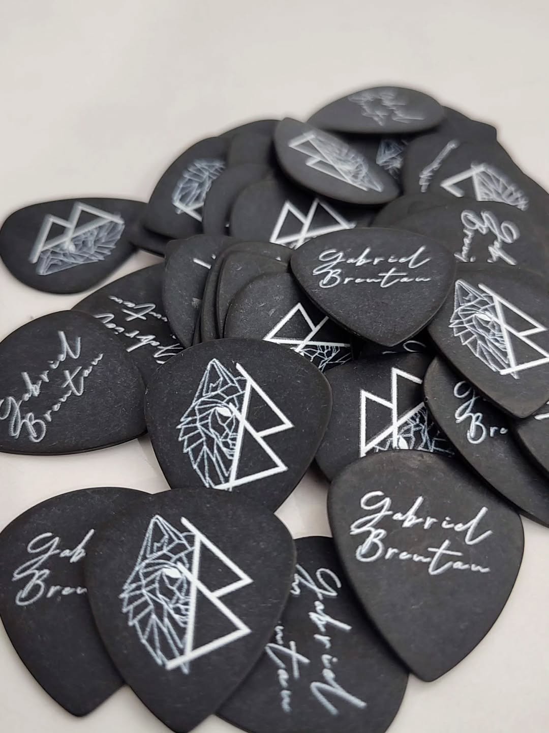 Que tal ter suas próprias palhetas personalizadas? 🎶
Seja para você, sua banda , empresa ou um presente especial, criamos palhetas exclusivas que carregam identidade, estilo e paixão pela música. Agora, queremos compartilhar algumas dessas criações com vocês!
🎸 AcordesDaNossaHistória 🎶
Cada palheta vai além do design—ela traz memórias e personalidade para cada acorde. Ao longo do tempo, desenvolvemos modelos únicos para músicos que querem expressar seu som de forma autêntica.
Se alguma dessas palhetas te inspirou, que tal transformar suas ideias em algo único? ✨ Entre em contato e crie a sua!
📩 Chama a gente no direct ou clique no link da bio para saber mais!
🔻 Deixe sua marca em cada nota! 🔻
#PalhetasPersonalizadas #CustomPick #PalhetaPersonalizada