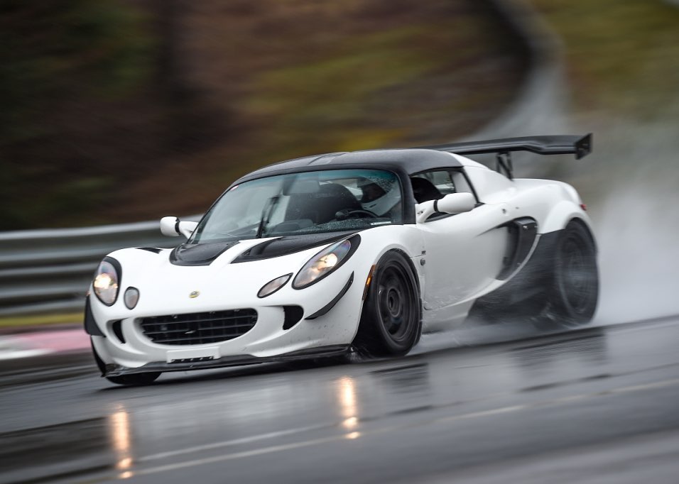 Elise on track with OSport #lotuselise #lotus #elise #lotuscars #osportdesign #lotusuk #lotuscarsuk #lotuscanada #carbonfibre #carbonfiber #carbon #composites