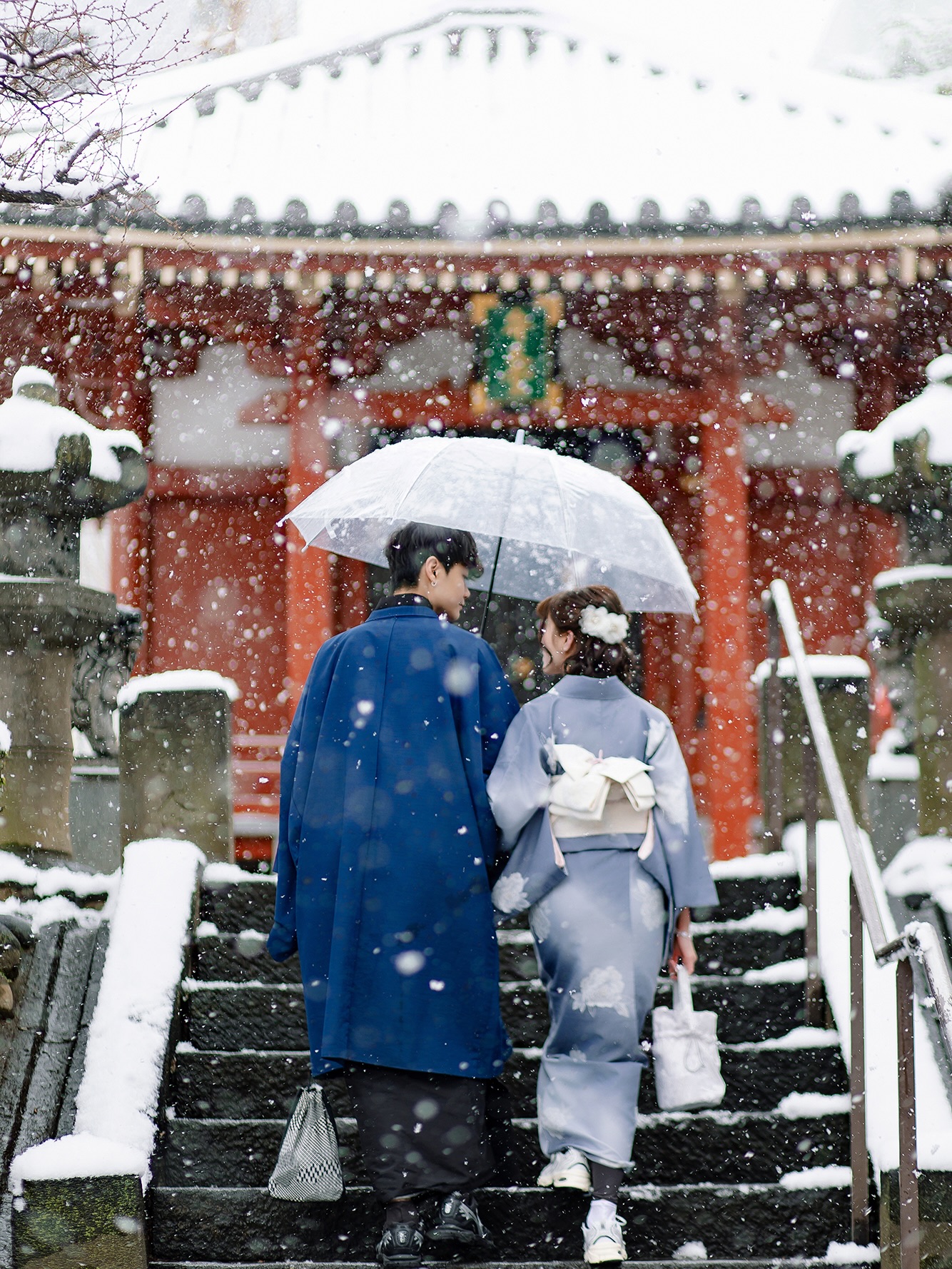 下雪的淺草寺 也太適合戀愛了吧
天真的很冷
風吹著,手一會兒就凍紅了
但一起走在淺草寺的台階上
慢慢拍、慢慢走,好像也沒那麼冷
雪落在和服上、屋檐上
畫面乾淨又安靜
這種天氣雖然辛苦一點
但拍出來的感覺很特別
👘:@aiwafuku
📷:@aduphoto_
#tokyophotographer
#asakusakimono
#couplephotoshoot
#tokyotravel
#fujiphotography