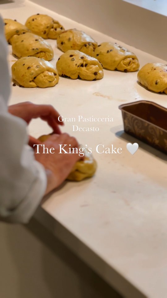 A closer look at how our The King's Cake comes to life 🤍
Slow mornings, fresh dough, Italian inspiration, and attention to every detail 🇮🇹
Stop by for pastries, coffee, and a moment to slow down.
📍 37 King St E, Toronto
📞 Pre-order now: 647 237 3334
#toronto #torontoeats #torontobakery #dacasto #freshlybaked