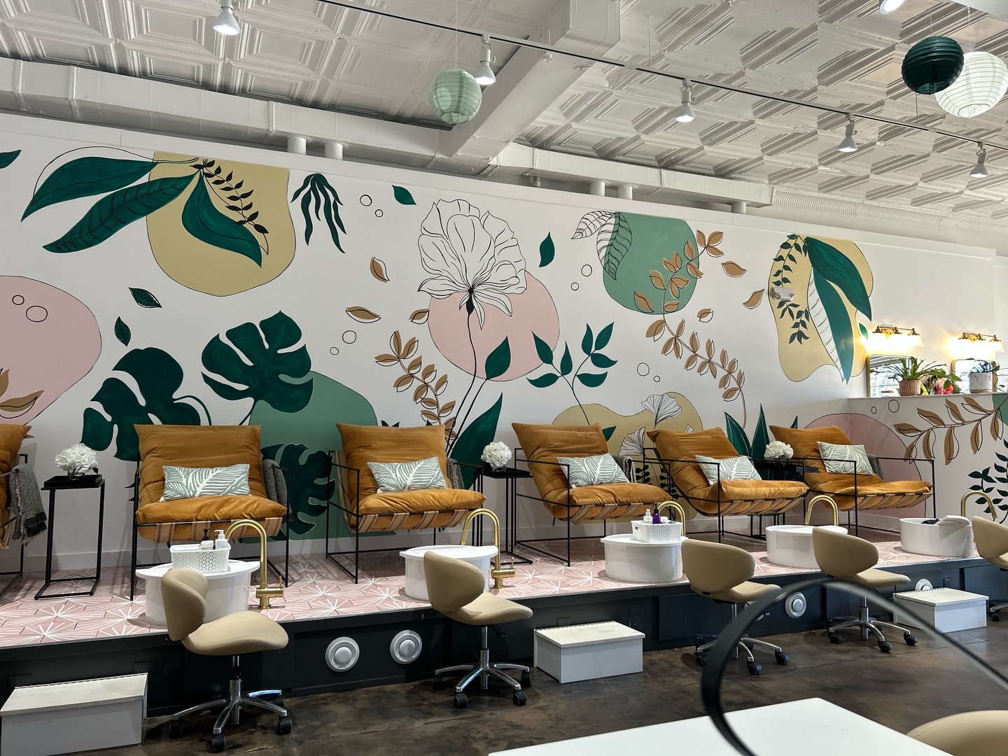 What a lovely salon! When I go into beautiful spaces like this, I always wonder who designed them. Thank you designer, for creating such a pleasant environment to get a little self care in. ❤️
@freecoatgreenville #nailsalonsgreenvillesc #downtowngreenville #greenvilleinteriors