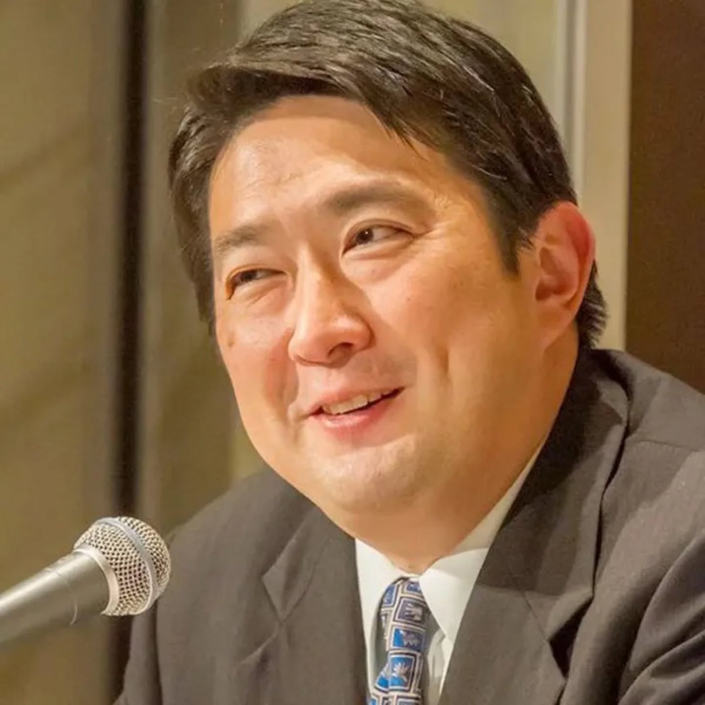 東大から東大大学院の獣医学科を卒業した先生なのですが、
キコサマの弟さんと同じく、大学院の試験を受けたそうです。その後、その先生が学んだ先生に聞いたところ、落としたと言ったそうです。英語が余りにもできなかったと。それなのに東大大学院です。その獣医の先生が言うのには、一度も授業で弟さんを見たことは無かったと証言されているのです。
授業に出てないのです。
それなのになんで卒業し、東京農業大学の准教授なのでしょうか?
とても疑問です。