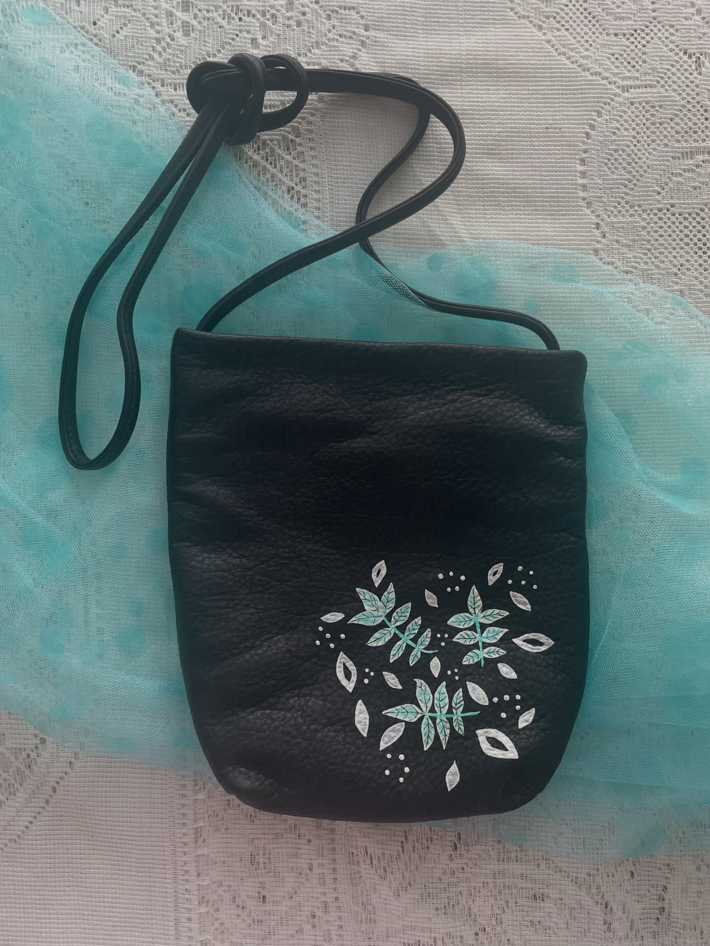 ❤️❤️❤️Happy Valentines Day❤️❤️❤️ New! Hand Painted leather crossbody.
Shop my items: sixteensisters.com or check out my 2026 Show dates to purchase in person❤️#handpaintedhandbags #artonleather #customhandbags #inspiredbynature #womenownedsmallbusiness SOLD!