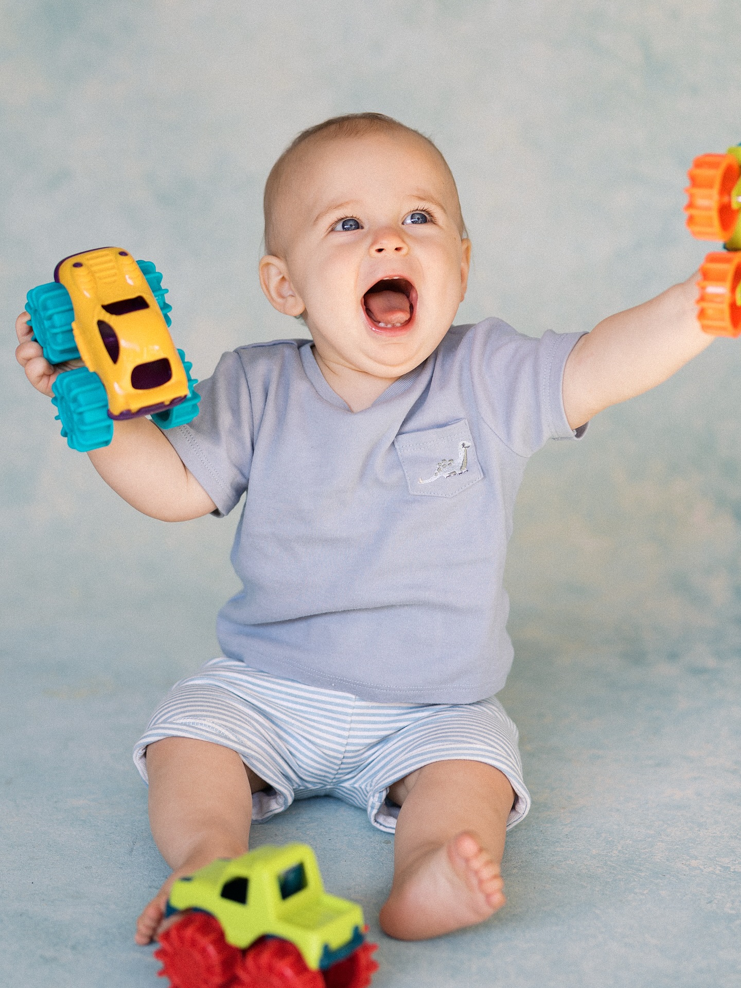 Teething, trucking and pulling up on everything in sight. Big (almost) one year old energy 💘