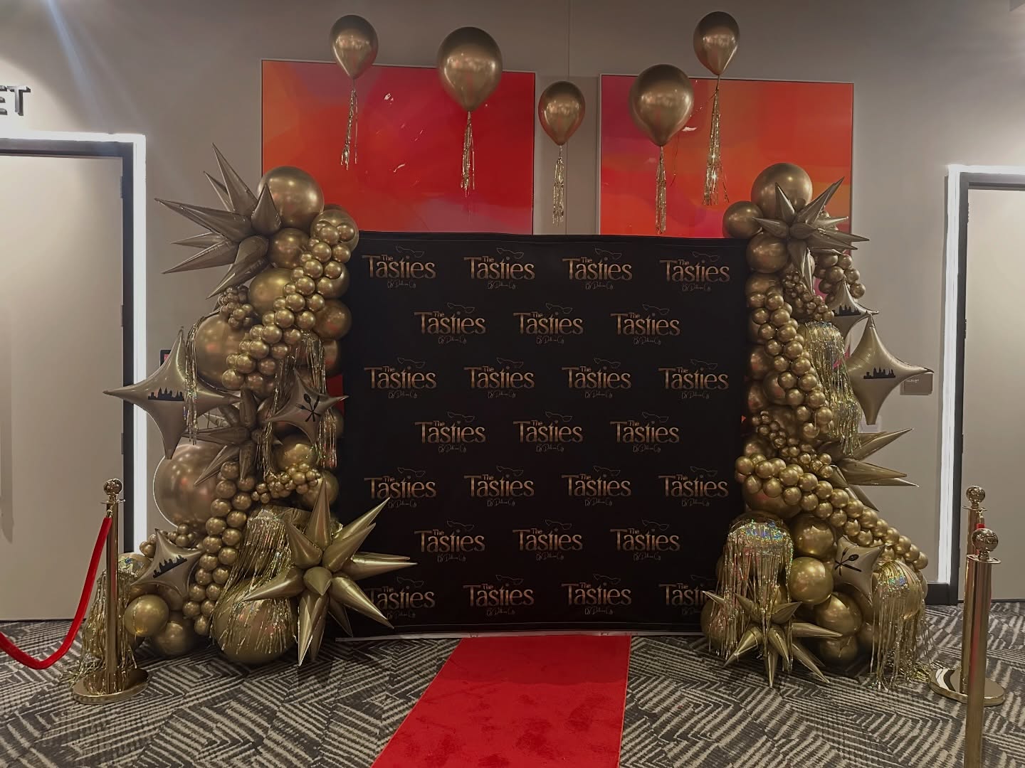 Adding balloons around a step & repeat is always an A+ move for any event. Corporate, private or personal; it’ll make your event stand out! 🎈
Balloons + custom decals + fringe = instant wow factor 🤩 Let us make your event a MOMENT to remember!
Book with us at www.momentsbymax.com ⬅️
Send us an email at info@momentsbymax.com 📧
Call us at 267-912-4969 ☎️
.
.
.
#phillyballoons #newyorkballoons #newjerseyballoons #delawareballoons #balloondecoration