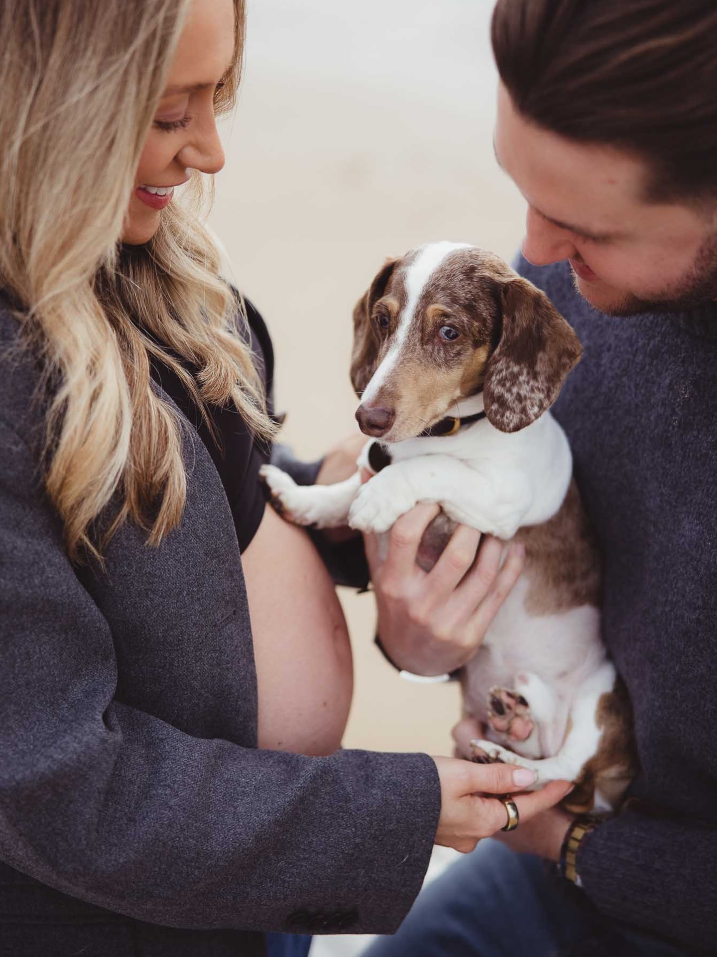 Take this as your sign to include your doggo in your pregnancy photos 🥹
I get asked all the time if pets can be included in photoshoots with me, and the answer is always YES!! Dogs, cats, hamsters… ok maybe not hamsters, but you get my gist 😆
Include your pets in your photos. They were your first babies after all 😍
