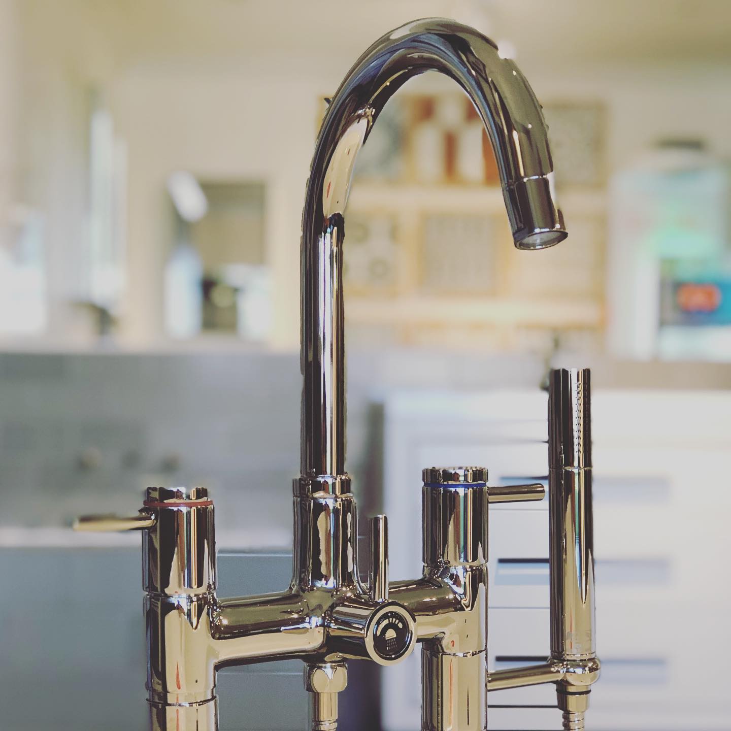 Style and value in the @huntingtonbrass tub filler. On display in polished nickel at our Oakland showroom. #tubfiller #polishednickel #classic #bathdesign