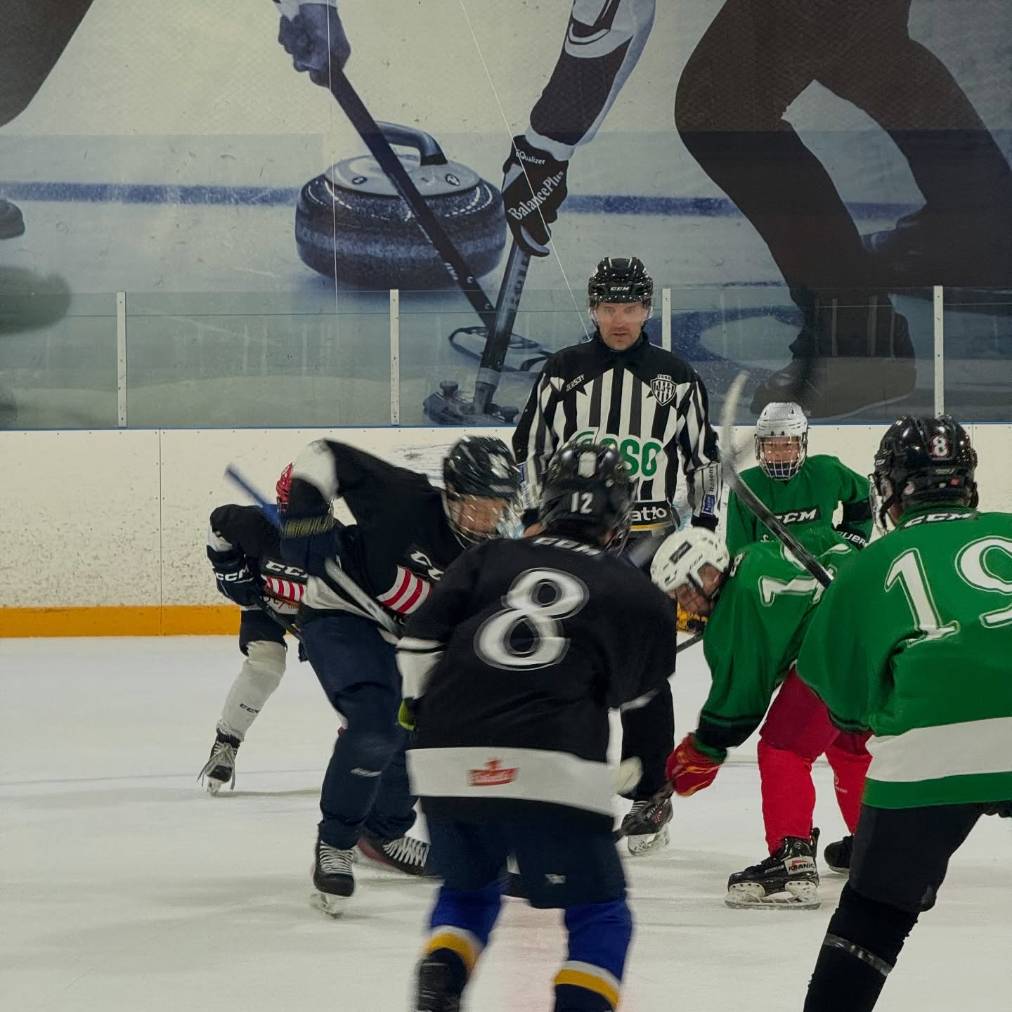 🔥 Pelileiri tulee taas – jo 17. kerran! 🔥
Kiekon kesän kovin leiri järjestetään 22.–24.6.2026 Kisakallion kampuksella!
Leirille valitaan hakemusten perusteella 90 kenttäpelaajaa ja 12 maalivahtia (-13 ja -14 syntyneet pojat).
Leiri starttaa legendaarisella Draftilla, jossa muodostetaan 6 joukkuetta – ja treidit ovat mahdollisia molempina iltoina! 👀
Elä elämää kuin ammattikiekkoilija!
🔹 Hinta: 330 €
🔹 Ottelut 2 x 20 min
🔹 Oheisohjelma Kisakallion liikunnanohjaajilta
🔹 Kolme päivää täyttä kiekkounelmaa!
Tule mukaan kokemaan, kuinka paljon ehtii tapahtua PELILEIRILLÄ – laadukasta valmennusta, uusia kavereita ja unohtumattomia hetkiä!
”Joka päivä on hyvä päivä pelata kiekkoa.” – Bob Johnson
👉 Hae mukaan nyt! (Linkki biossa)