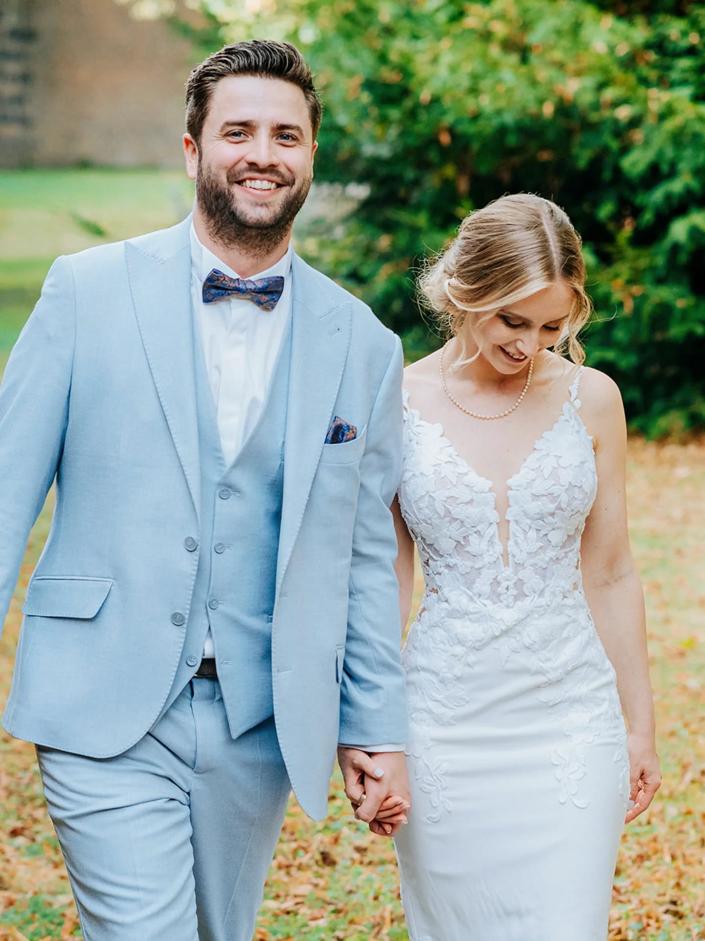 💜 Echte Hochzeit 💜
Viele meiner potentiellen Paare wünschen sich vor allem eines von ihren Fotos:
Authentisch, voller Emotionen und mit viel Natürlichkeit.
In der Regel erhalten meine Paare genau solche Bilder.
Man muss aber auch dazu sagen:
Gefühle , Emotionen und Authentizität können nur von dem Brautpaar kommen. Emotionen kann ich nicht herbei schwören.
Ich kann herzhafte Lacher aus euch herauskitzeln, indem ich komische Bewegungen vormache, oder einen Handstand Versuche. Am Ende müsst ihr das wollen , nur dann ist es echt.
Das kleine Geheimnis an eurem Tag ist:
Alles passiert ganz automatisch. Ihr habt euch, ihr seht toll aus und ihr guckt euch an. Wenn ich meinen Mann länger anschaue, muss ich automatisch lachen 😜🤣
#Hochzeitsfotografinruhrgegbiet
#hochzeitstipps #hochzeitslocationnrw #AltesZollhausZons #fitandflareweddingdress