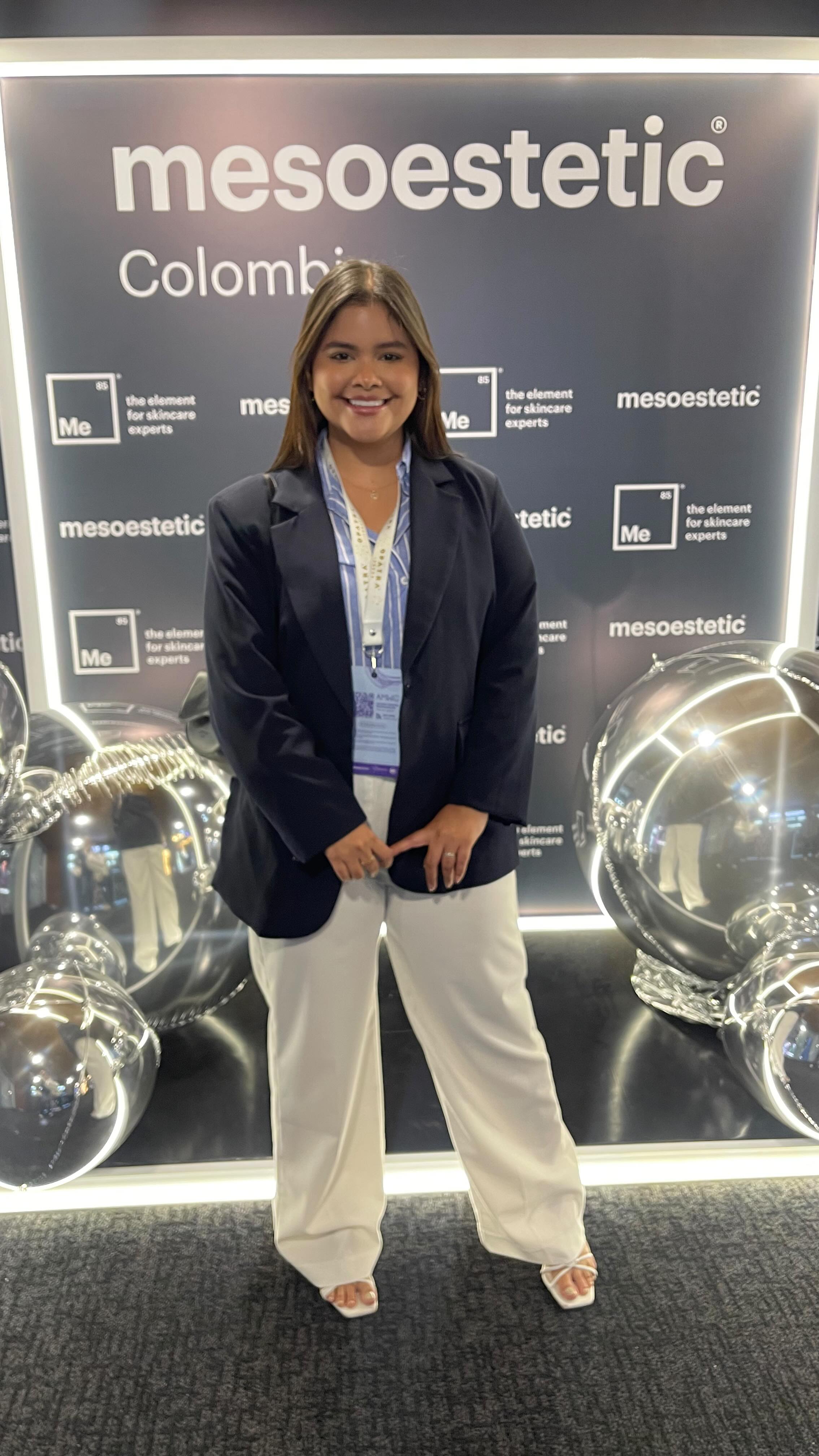 Todo el mundo habla de la “piel coreana” como si fuera solo skincare…
pero nadie te dice la parte incómoda:
ellos también se hacen MUCHOS procedimientos.
Sí, usan rutinas largas…
pero también usan láseres, peeling, bioestimuladores, despigmentantes. Es constancia, ciencia y procedimientos bien hechos.