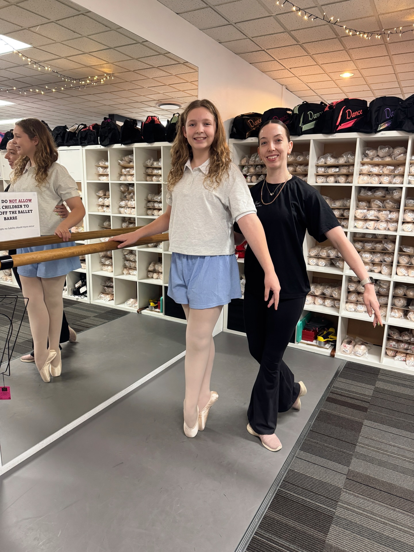 Congratulations, Lexi! 🩰
Alexa has been working so hard on improving her strength and technique and recently passed her pointe assessment at @accelerate_physiotherapy and got fitted for her very first pair of pointe shoes at @attitudeaustralia 💖
Always such an exciting milestone to celebrate! 🥰
#firstpointeshoes #onbeatdancestudios #congratulations