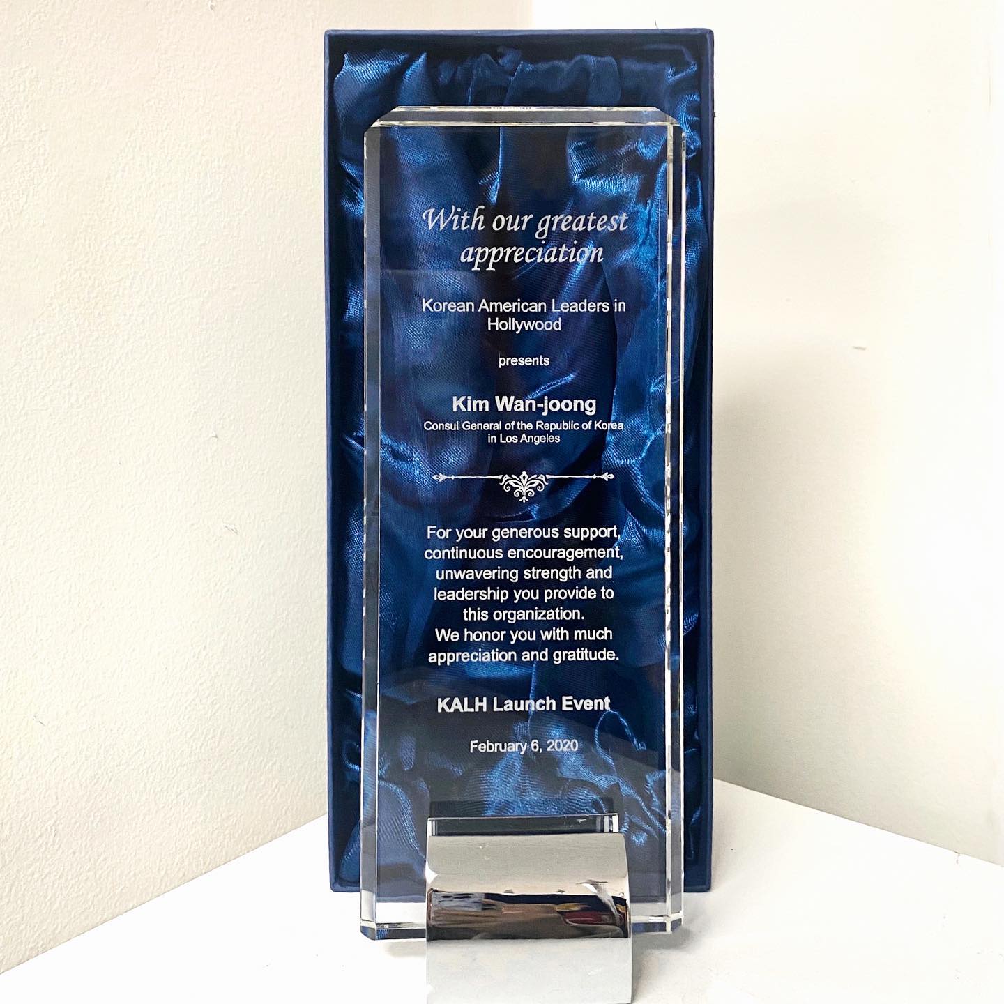 A crystal award is a great way to show appreciation and recognition. We made this premium crystal award for the Consul General of the Republic of Korea, Kim Wan-joong, to be presented by the Korean American Leaders in Hollywood as a sign of their appreciation.
#newstartrophy #trophy #koreatown #korean #KALH