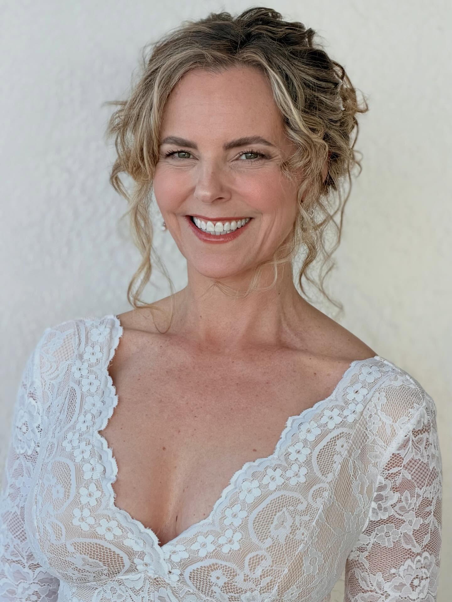 Still not over this bridal look! A timeless soft, textured updo with romantic curls and delicate pearls paired with glowing, natural glam 🤍✨
#FloridaKeysBride #FloridaKeysWedding #FloridaBride #KeysWeddingHair #FloridaMakeupArtist
@roadrunnersocials