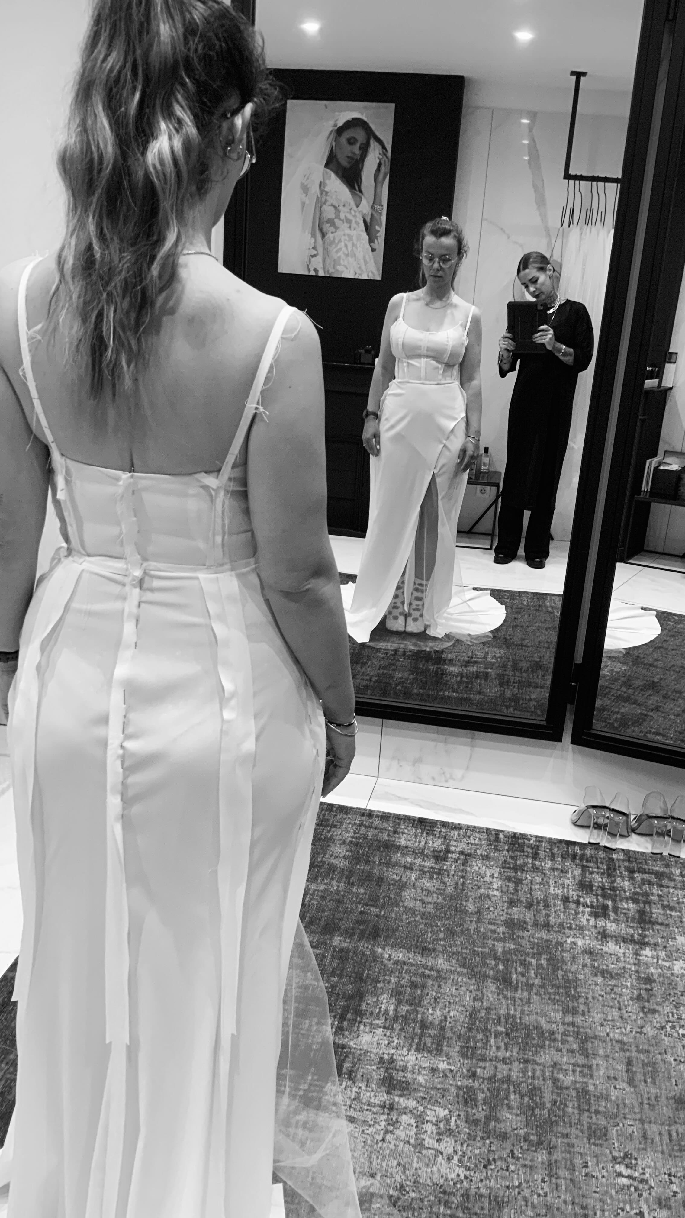 J’ai rencontré Amandine il y a presque un an, jour pour jour.
Elle arrivait avec une idée très précise : une robe à manches longues pour un mariage d’hiver, un dos nu, une silhouette près du corps… et un jupon amovible.
Et puis, comme souvent lors d’un essayage, les certitudes évoluent. Parce qu’on n’essaie pas des robes de mariée tous les jours. Parce qu’on a des images en tête, des inspirations, des rêves parfois très ancrés. Et parce qu’oser se laisser surprendre, ça demande un peu de temps.
Après plusieurs modèles d’essayages, un moment suspendu arrive. Ce fameux « c’est celle-là ». Le modèle Shoen lui plaît… mais pas tel quel.
Alors, quitte à créer du sur-mesure, Amandine se l’approprie pleinement : des fleurs ajoutées dans la fente, un dos fermé par des boutons, un voile avec des fleurs… et même un second look avec la combinaison TEA.
Essayage après essayage, la tenue prend forme. Une création pensée ensemble, ajustée, affinée, jusqu’à devenir une évidence.
Un grand merci à @dinecornille pour sa confiance et pour cette belle aventure ensemble 🖤
✨ Et si tu as envie de découvrir le résultat final,
laisse-moi des 🔥 en commentaire pour qu’elle nous partage les images !
#histoirevraie #artisanat #robedemarieesurmesure #bridetobe