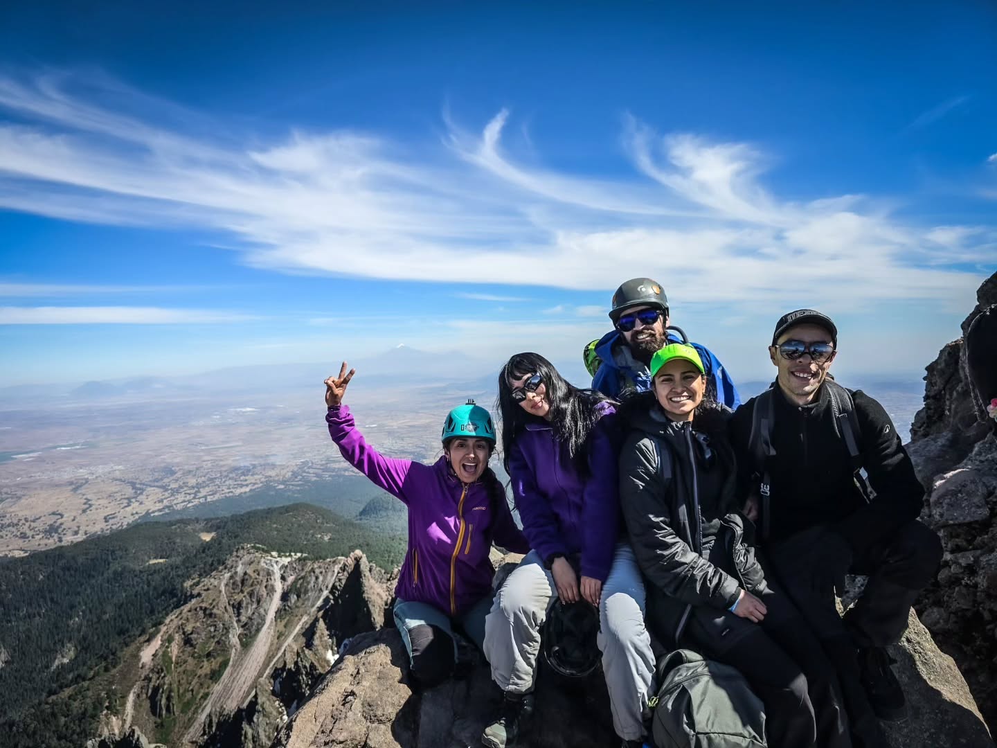 Somos energía en cada paso 🏔🍃
Este sábado tuvimos un increíble grupo en La Malinche y un maravilloso clima despejado, pudimos ver todos los volcanes desde la cumbre. En el grupo, integrantes primerizos en montaña y otros con experiencia internacional en alta montaña, independientemente de su condición, todos logramos la cumbre y sobre todo logramos mantener una energia de trabajo en equipo, unos motivando a los otros.
Muchas gracias por regalarnos un dia increíble junto a ustedes 🫶
Terminando un gran fin de semana para empezar otra con toda la energía ❤️🔥
Recuerda que aun tenemos ascensos programados para Abril 📅
Para más información ℹ️
📱+52 55 1963 4006
#Malinche #mediamontañaméxico #México #trekking #altamontaña