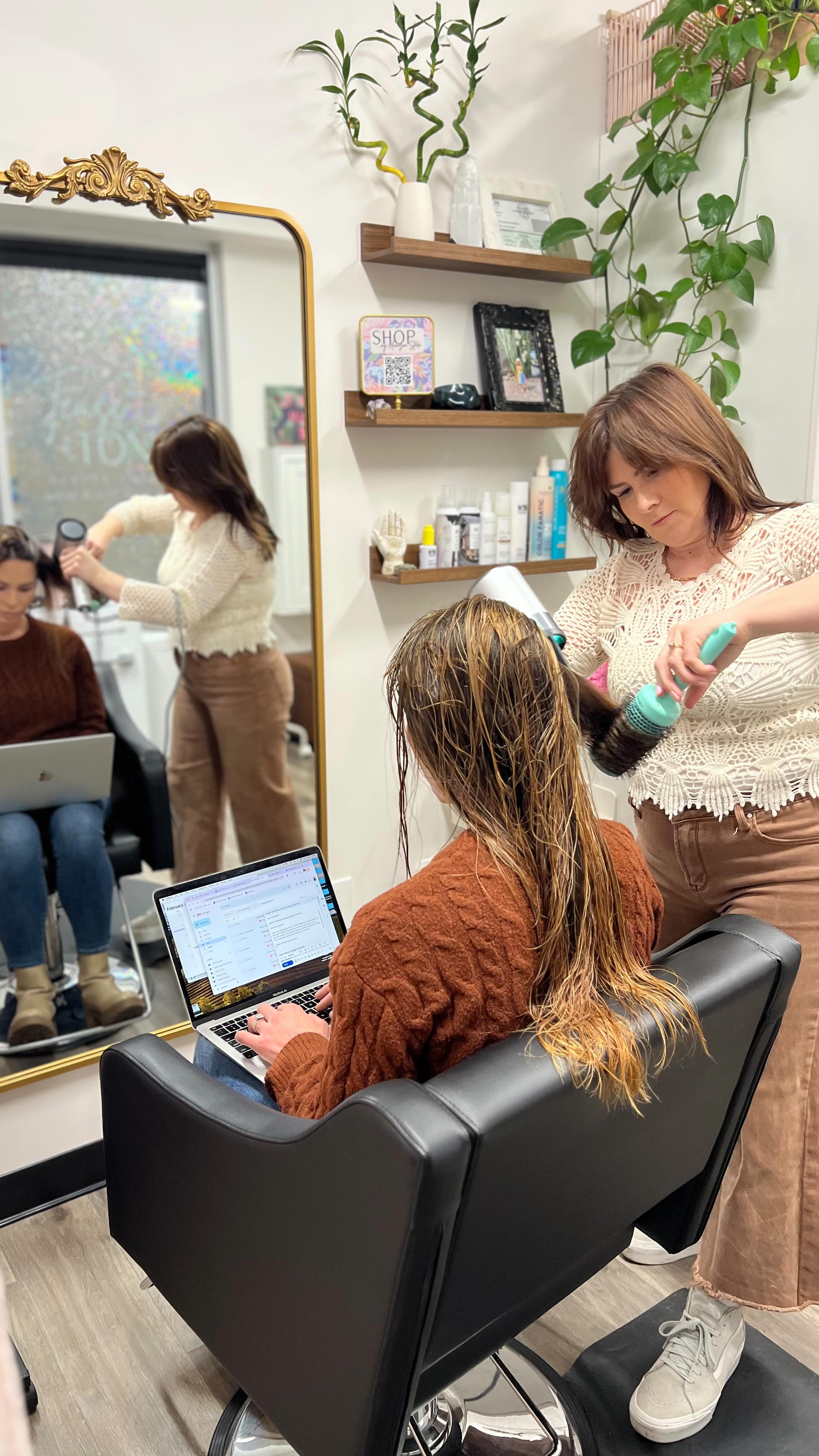 If you’re tired of planning your life around root touch-ups, you’re not alone.
I specialize in Grey Blending and lived-in color—intentional techniques designed to grow out softly, look natural, and require fewer appointments without sacrificing polish or confidence.
This isn’t about giving up on your hair.
It’s about choosing color that works with your life.
✨ Ready for low-maintenance luxury?
👉 Book a complimentary consultation through the link in my bio and let’s talk options.