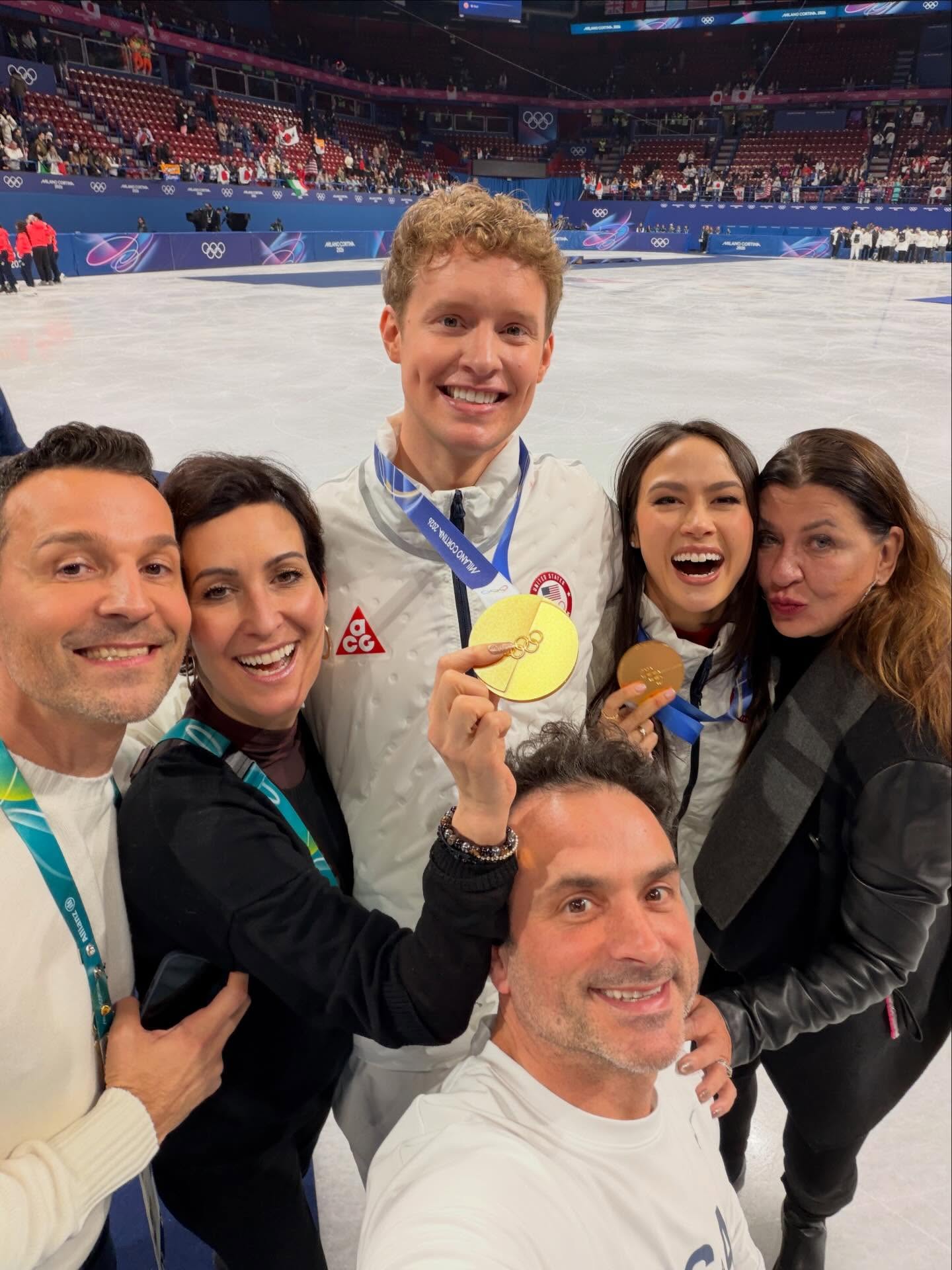 Toujours le sourire après ça 🥇✨
Tellement fiers de Madison Chock et Evan Bates et de l’équipe des États-Unis après la victoire d’hier lors de l’épreuve par équipes!
Still smiling about this 🥇✨
So proud of Madison Chock & Evan Bates and @teamusa after yesterday’s Team Event victory!
@usfigureskating