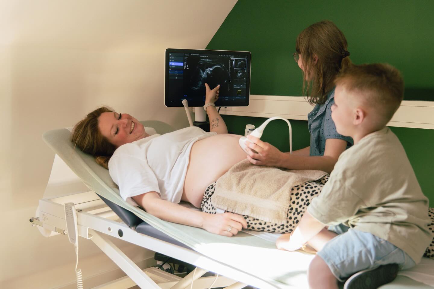 Echo’s op de praktijk! Wij kunnen de meeste echo’s zelf maken op de praktijk. Op de muur projecteren we groot het beeld, zodat jullie makkelijk mee kunnen kijken☺️
7-8 weken: tijdens de intake krijgen jullie altijd een vroege echo aangeboden. We kunnen dan zien of het hartje klopt❤️.
10-12 weken: dan is de termijnecho. We meten het kindje op om te berekenen wat jullie definitieve uitgerekende datum gaat worden📅. We hebben dan ook het gesprek over de NIPT, de 13- en 20-weken echo.
Later in de zwangerschap kan het zijn dat jullie nog 2 of 3 groeiecho’s krijgen. Dit is alleen op indicatie, bijvoorbeeld wanneer jullie eerder een erg groot of juist klein kindje hebben gekregen of als we op de hand de groei moeilijker kunnen bepalen door een hoog BMI. Ook als we twijfelen over de groei kunnen we ervoor kiezen met de echo te meten.
De 13-en 20-wekenecho zijn screeningsecho’s. Dit zijn hele specifieke echo’s die alleen gedaan kunnen en mogen worden door echoscopisten met een aanvullende opleiding. Ook wanneer de placenta dichtbij je baarmoedermond ligt en dit rond 32 weken nogmaals bekeken moet worden, mag dit alleen gedaan worden door deze echoscopisten. Deze echo’s worden daarom gemaakt bij echocentrum InZwang. Zij hebben een locatie in Gouda, Waddinxveen en Schoonhoven.
#echo #echografie #echoscopiste #zwangerschapsecho #zwanger