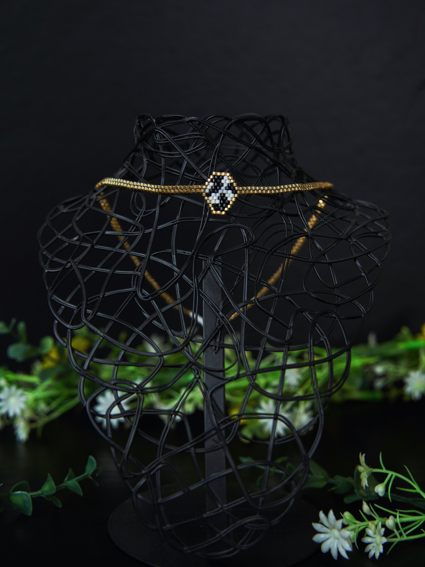 Would you wear our Max choker as a timeless classic, or style it in different ways to make it uniquely yours?💕✨
#handmadejewelry #beadedchoker #miyuki #sydneyhandmade #slowmade