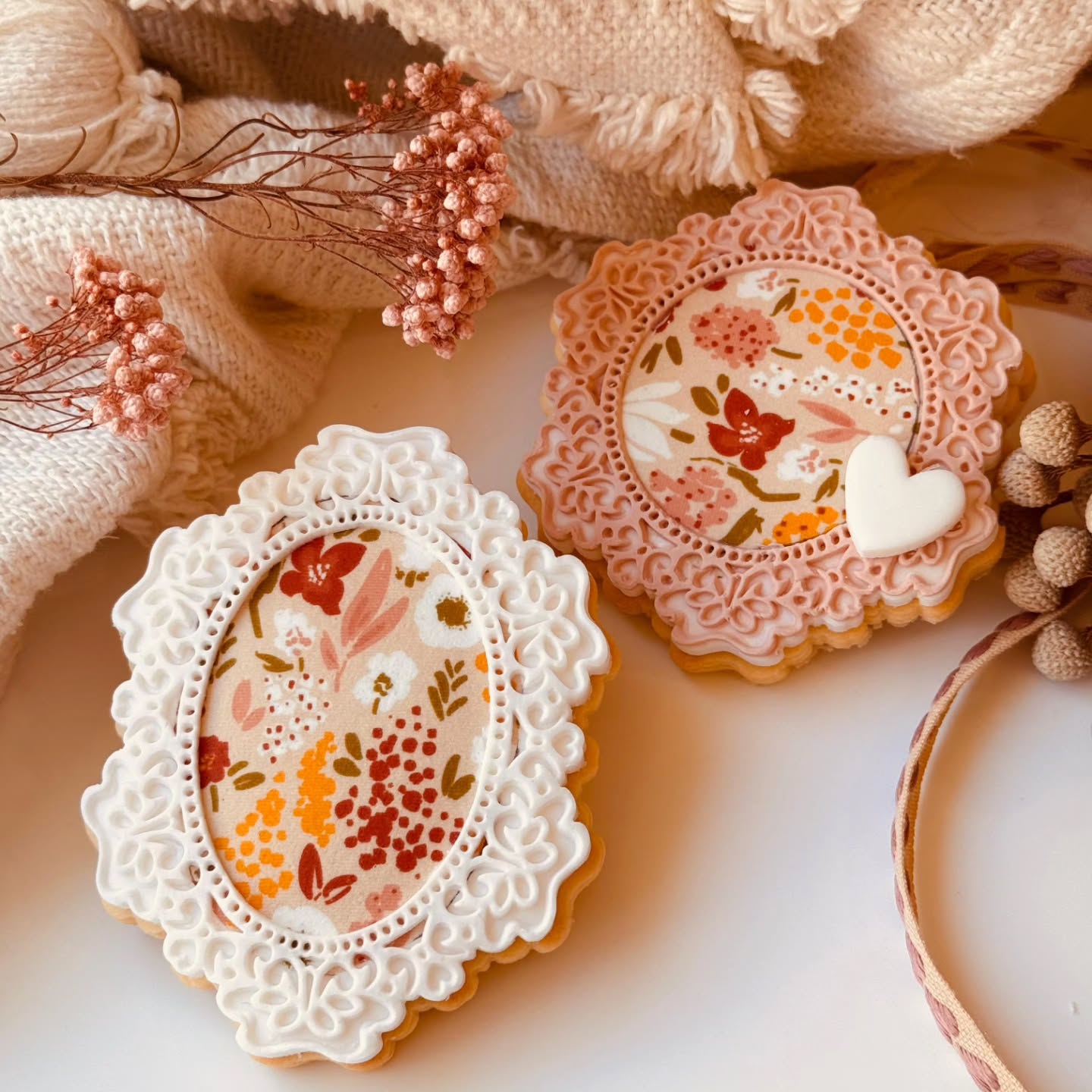 A brand new week and a beautiful reminder that creating can feel simple.
Edible icing images let you achieve detailed, layered designs in minutes —
no hand painting,
no complicated colour mixing,
just clean, consistent results every time.
Perfect for busy decorators who still want their work to feel thoughtful, refined and special.
Wishing you a fabulous start to the week.
P.S. Lots of newbies are landing Tuesday and I cannot wait to show you.
Subscribers who order before 23 February will receive a special thank-you gift from me.
Sign up now so you don’t miss it.
Love always,
Catherine
Beautiful cookies decorated and photographed by Bridget @crumbswithlove_
#framedcookies #cookiestamps #cookiedecoratingtools #EdibleImages
#bakesmarter