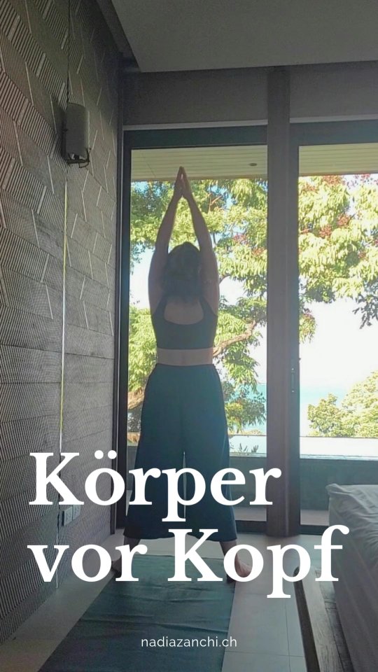 Körper vor Kopf. Von unten nach oben. Weil Sicherheit im Körper entsteht und wir mit Körperübungen unser Nervensystem regulieren können.
Ruhe finden, ausbalancieren, atmen und wahrnehmen. Das kann herausfordernd und kraftvoll sein oder sanft und weich: Es macht deinen Alltag aber in jedem Fall stabiler und leichter.
Modernes Yoga für Menschen von heute🩵
#somatics
#somayoga