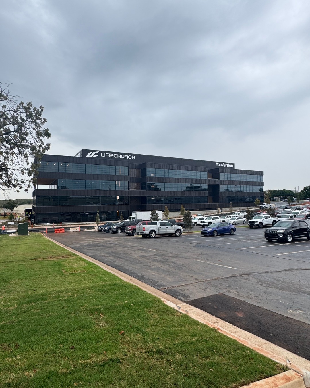 Proud and grateful for the men and women who put in the work on the YouVersion building in Edmond, Oklahoma. From interior framing and drywall to ceilings and exterior cladding, this project is coming together because of skilled hands, long days, and real commitment on site.
One Company, One Call
#sheetrock #sheetrockcontractor #drywall #drywallcontractor #commercialconstruction #generalcontractor #drywallfinisher
