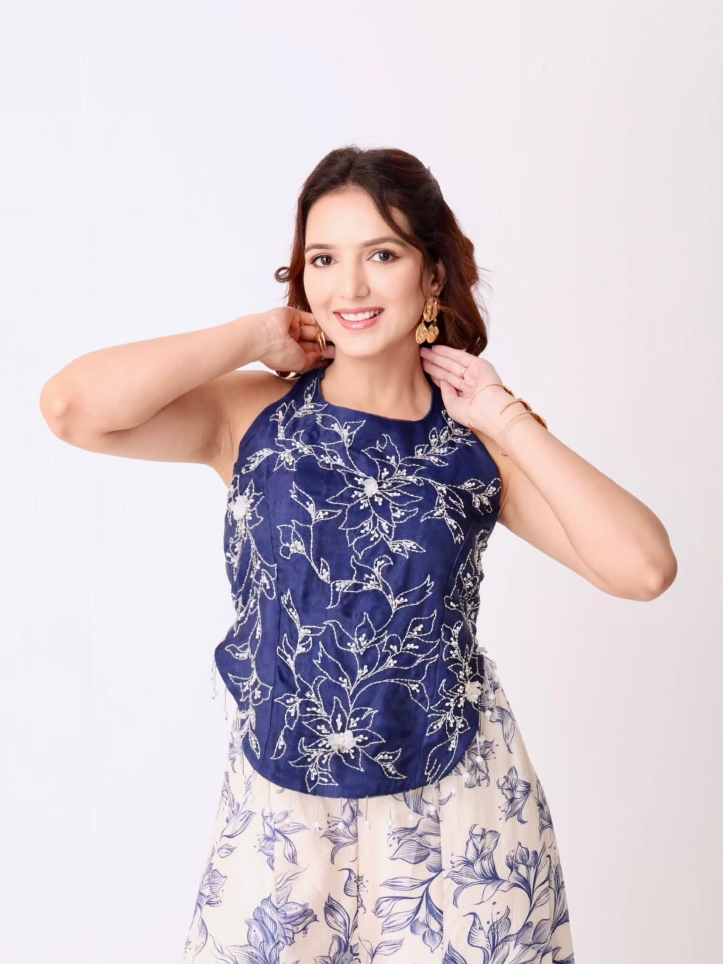 Navy waves meet ivory blooms 🌊🤍
Embroidered organza that feels like poetry in motion.
👉 Shop this look: https://www.namitasharmalabel.com/product-page/navy-organza-hand-embroidered-halter-top-with-flowy-ivory-floral-kali-pants
@namitasharmalabel #ModernEthnic #StatementSilhouette #FashionUnfiltered